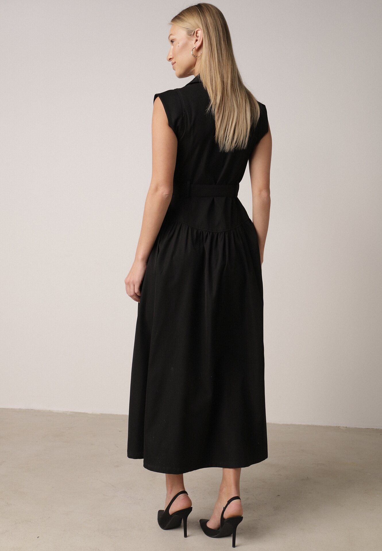 elsa.m by may Rochie neagră tip cămașă fără mâneci decorată cu curea cu cataramă Phalixia