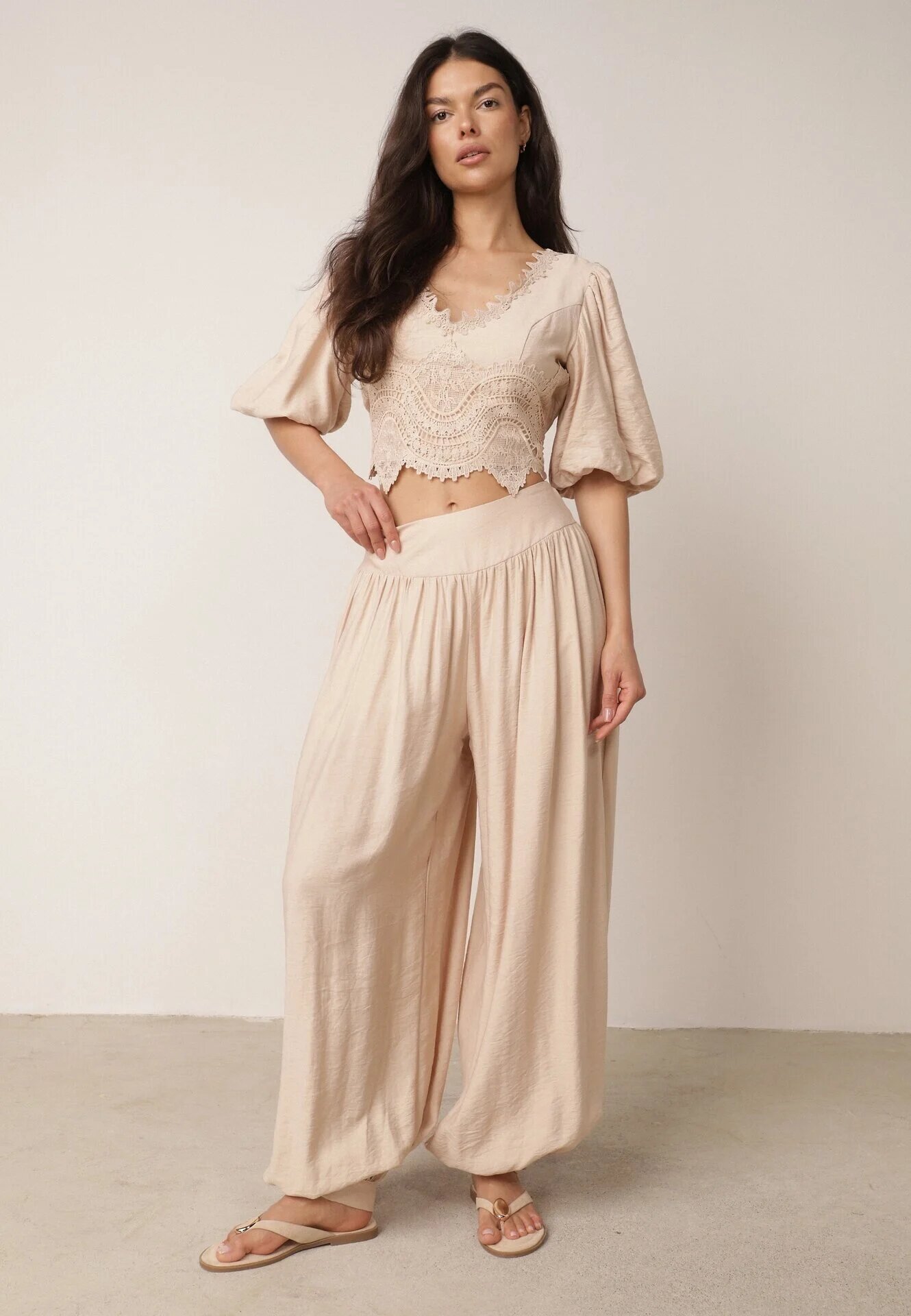 elsa.m by may Set boho de vară din vâscoză: bluză cu dantelă și pantaloni cu manșete Enatea Bej