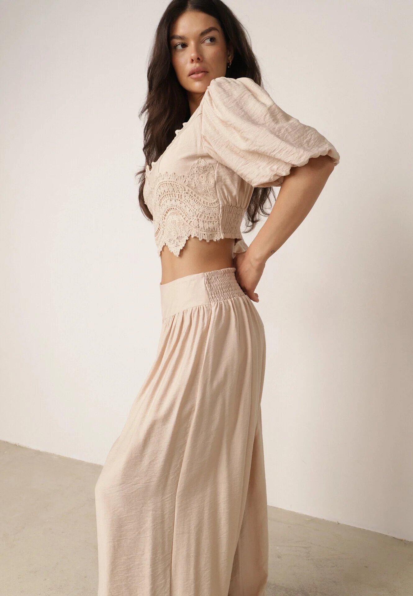 elsa.m by may Set boho de vară din vâscoză: bluză cu dantelă și pantaloni cu manșete Enatea Bej