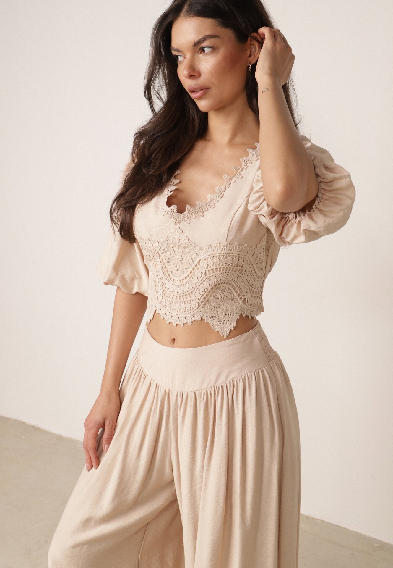 elsa.m by may Set boho de vară din vâscoză: bluză cu dantelă și pantaloni cu manșete Enatea Bej