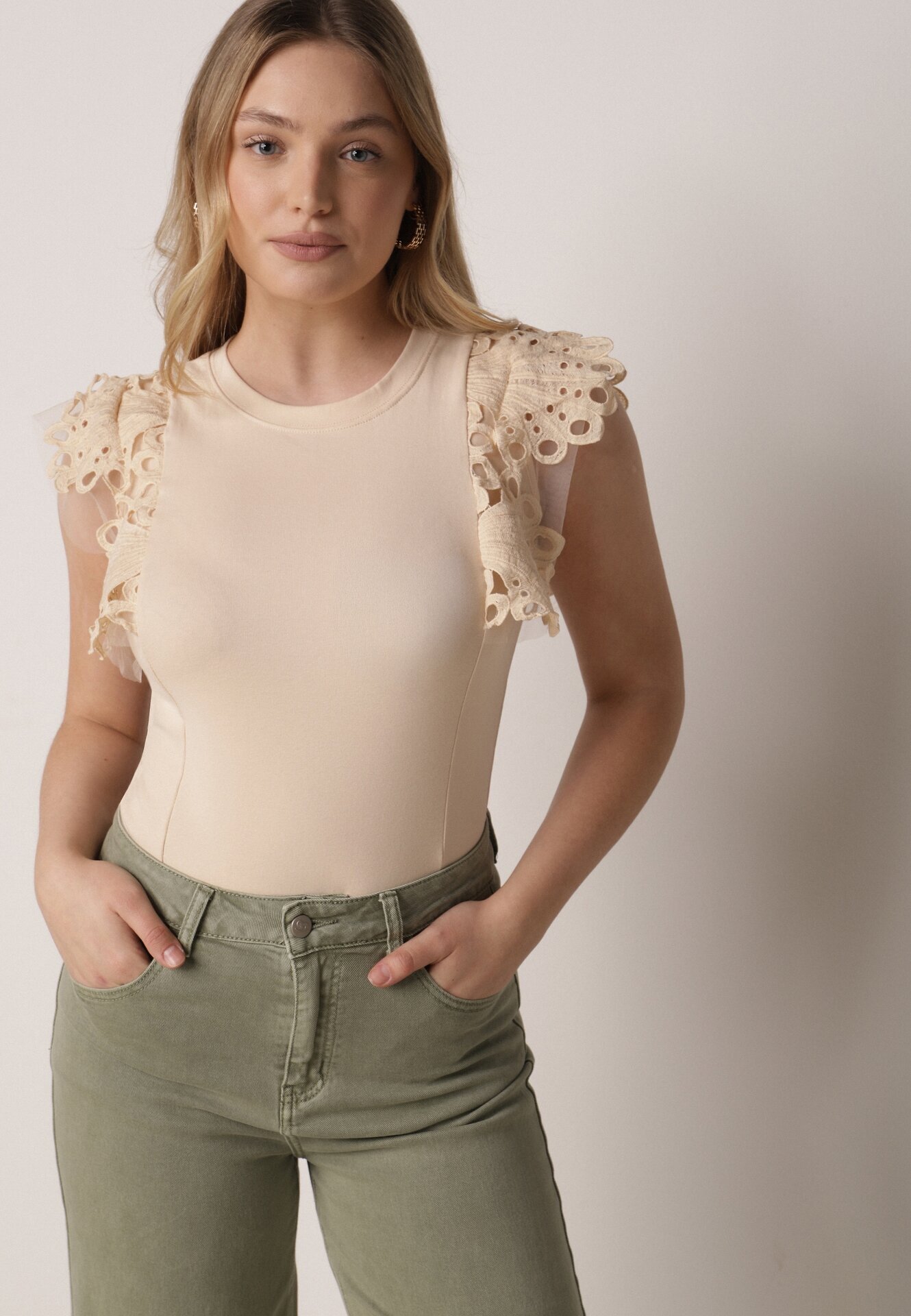 elsa.m by may Top Bej deschis din bumbac cu dantelă la umeri Learena