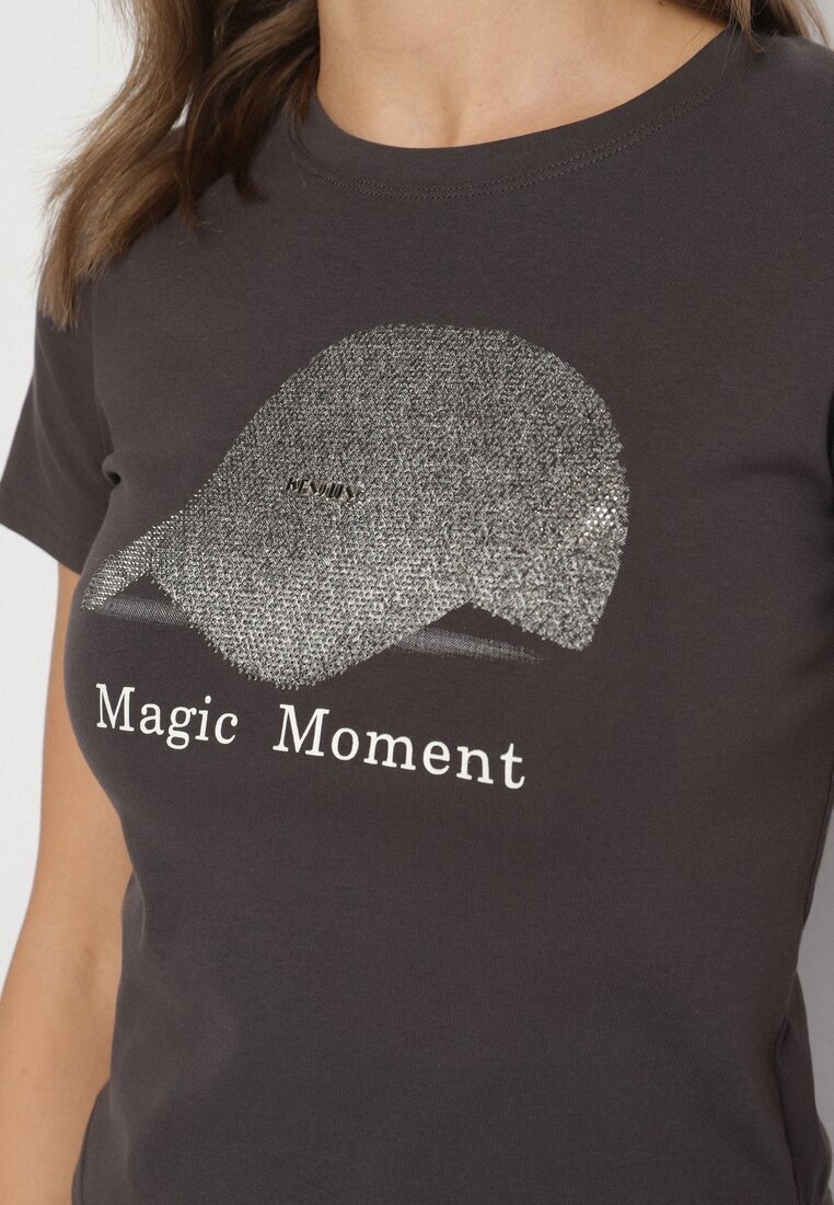 emt Tricou Gri închis din bumbac cu imprimeu de șapcă și cu zirconii