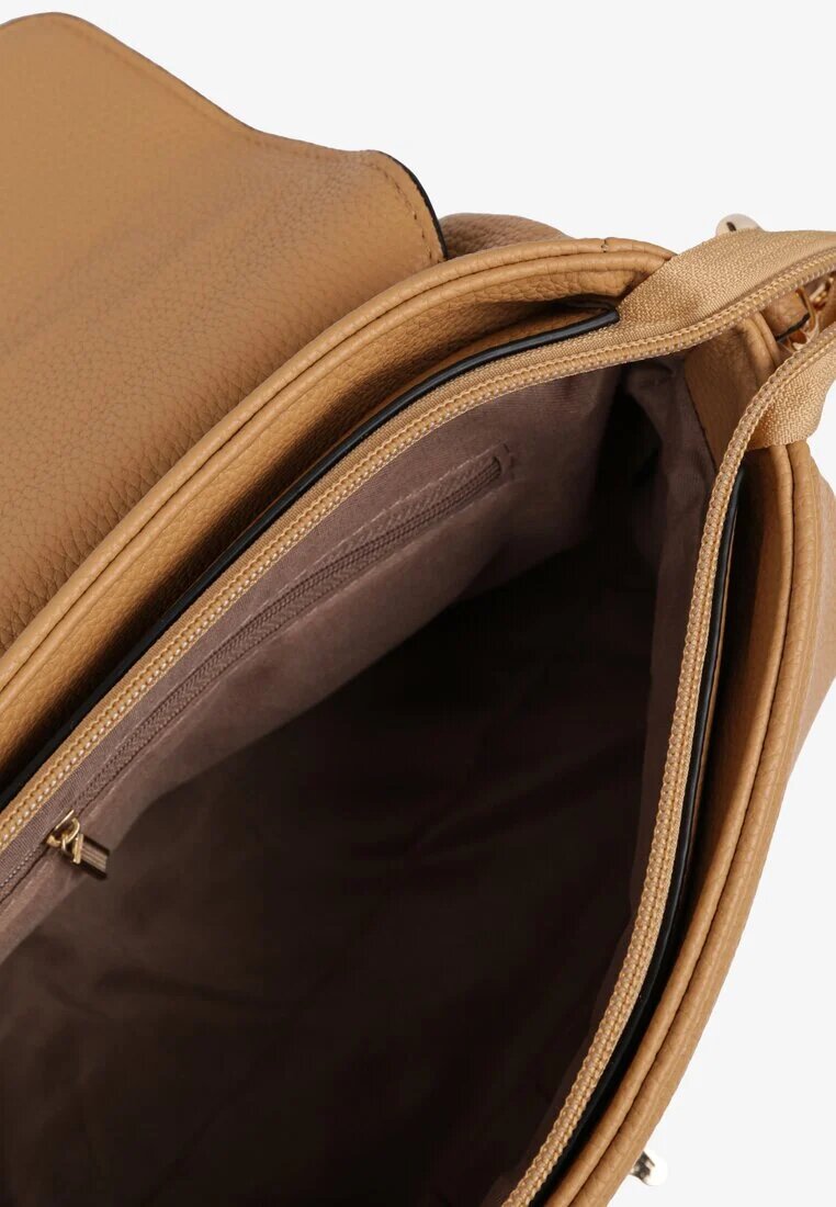 fashion&bags Geantă Bej închis Tip poștaș cu clapetă aurie decorativă Monavia
