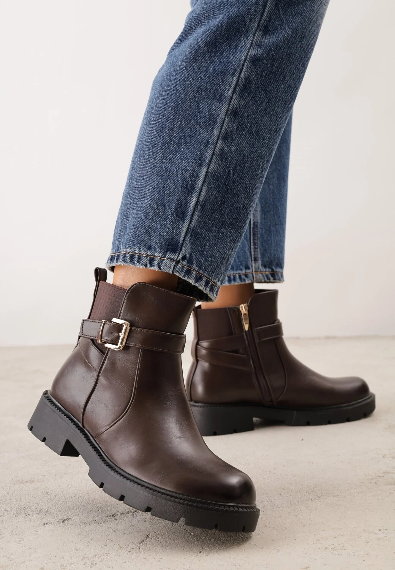 fashion&bella Botine cu curea cu cataramă și inserție elastică pe talpă cu profil Cerumma Maro