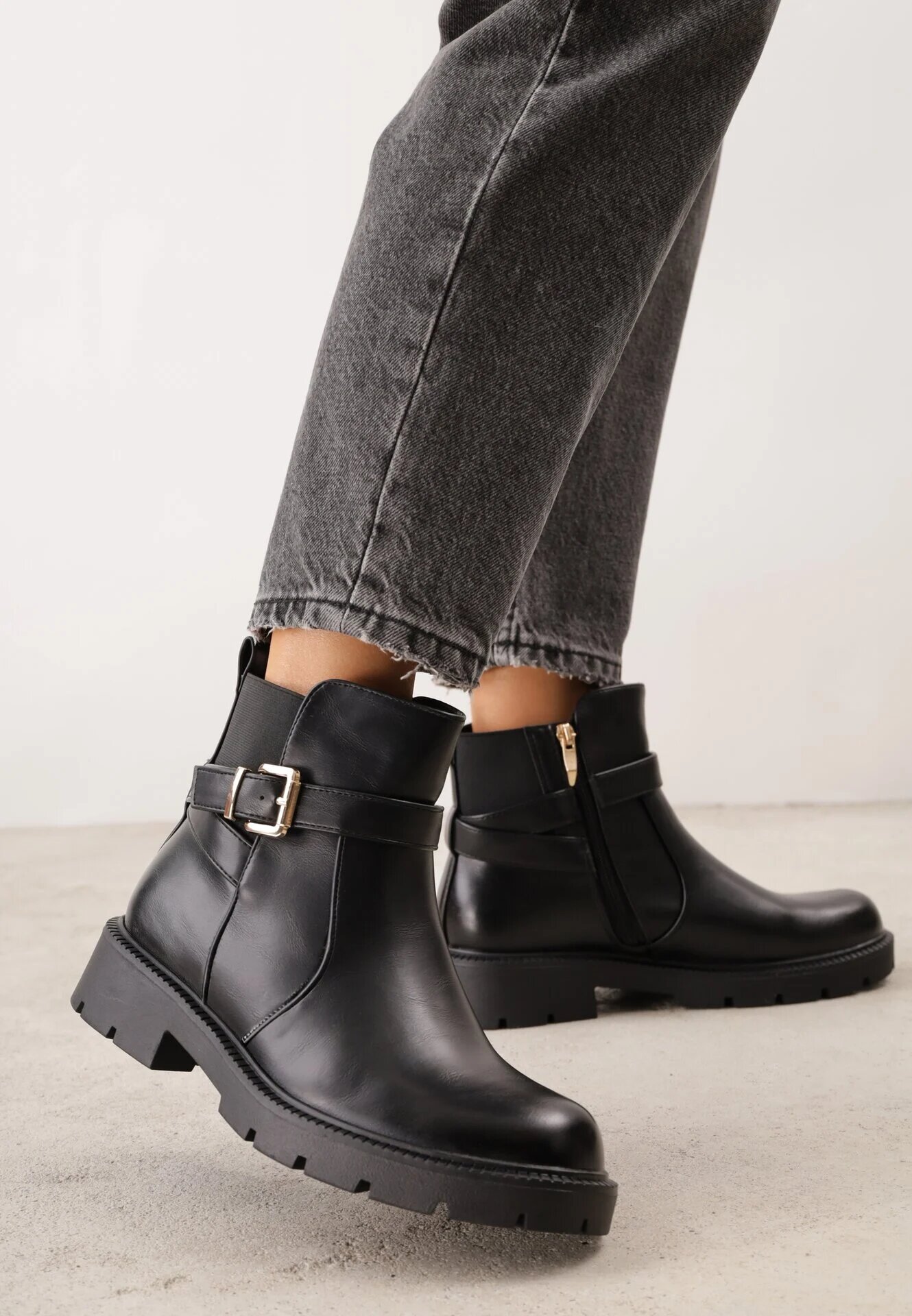 fashion&bella Botine cu curea cu cataramă și inserție elastică pe talpă cu profil Cerumma Negre