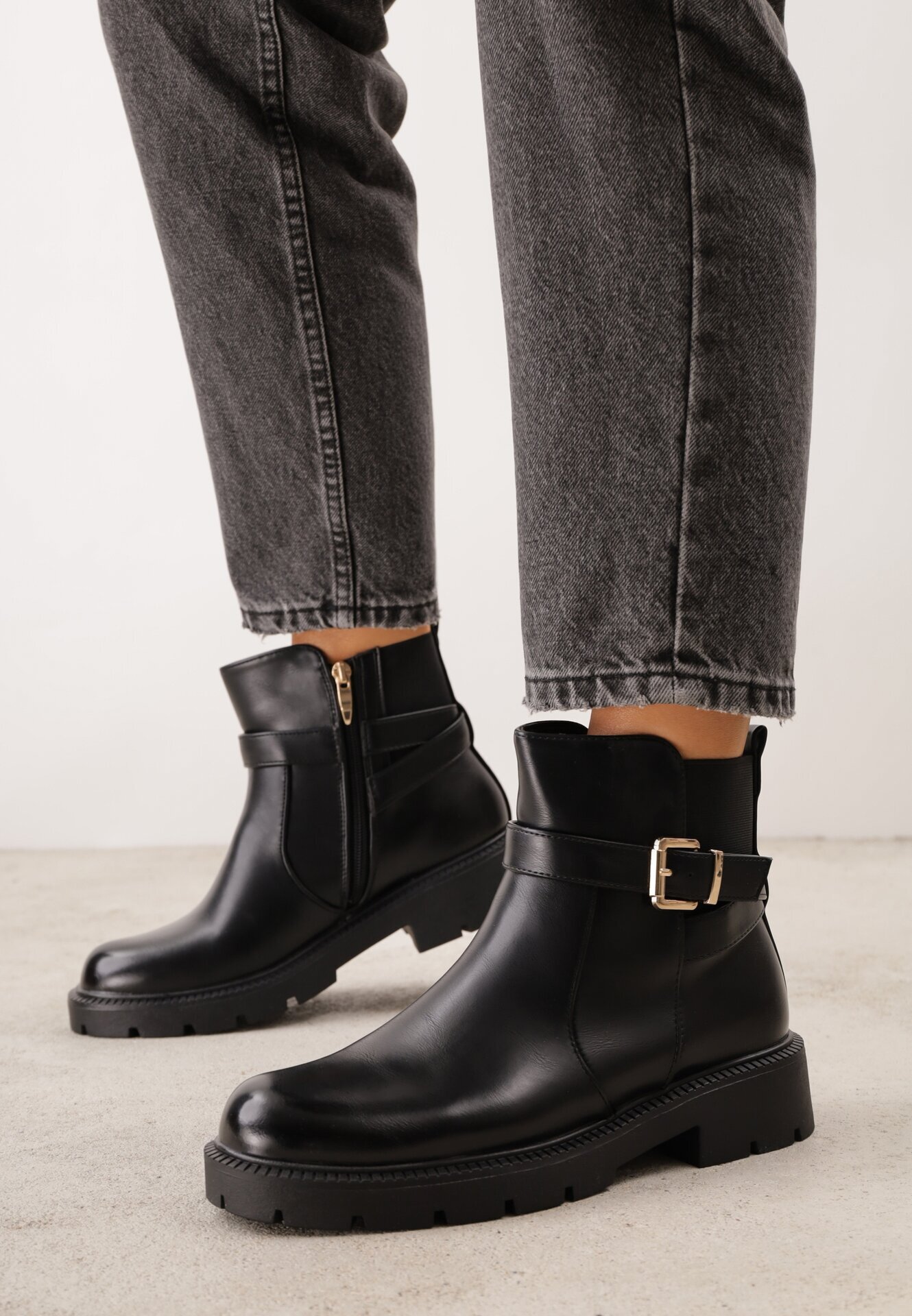 fashion&bella Botine cu curea cu cataramă și inserție elastică pe talpă cu profil Cerumma Negre