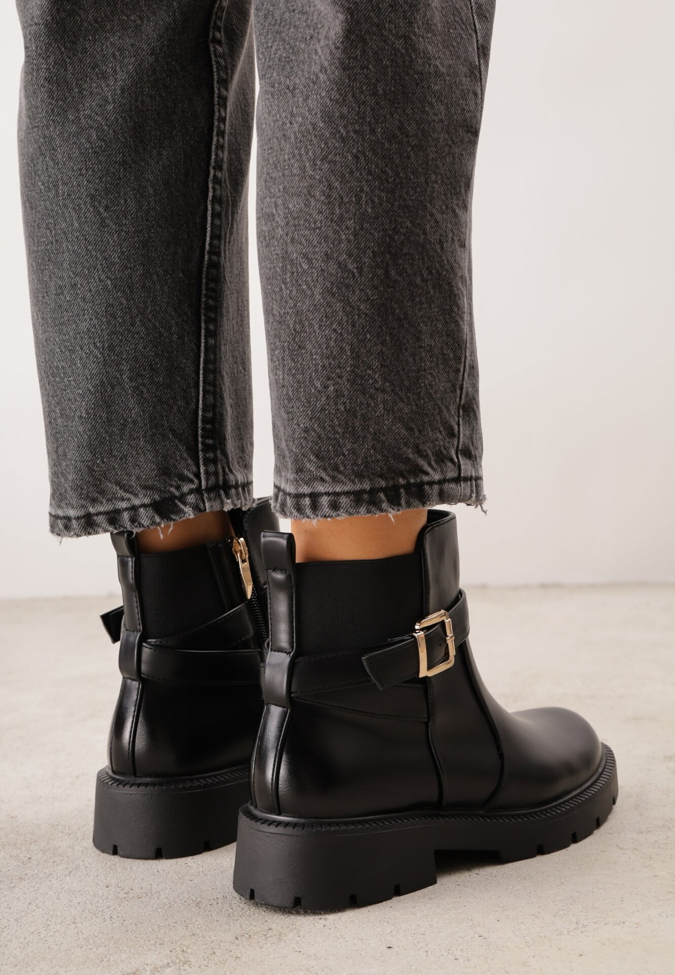 fashion&bella Botine cu curea cu cataramă și inserție elastică pe talpă cu profil Cerumma Negre