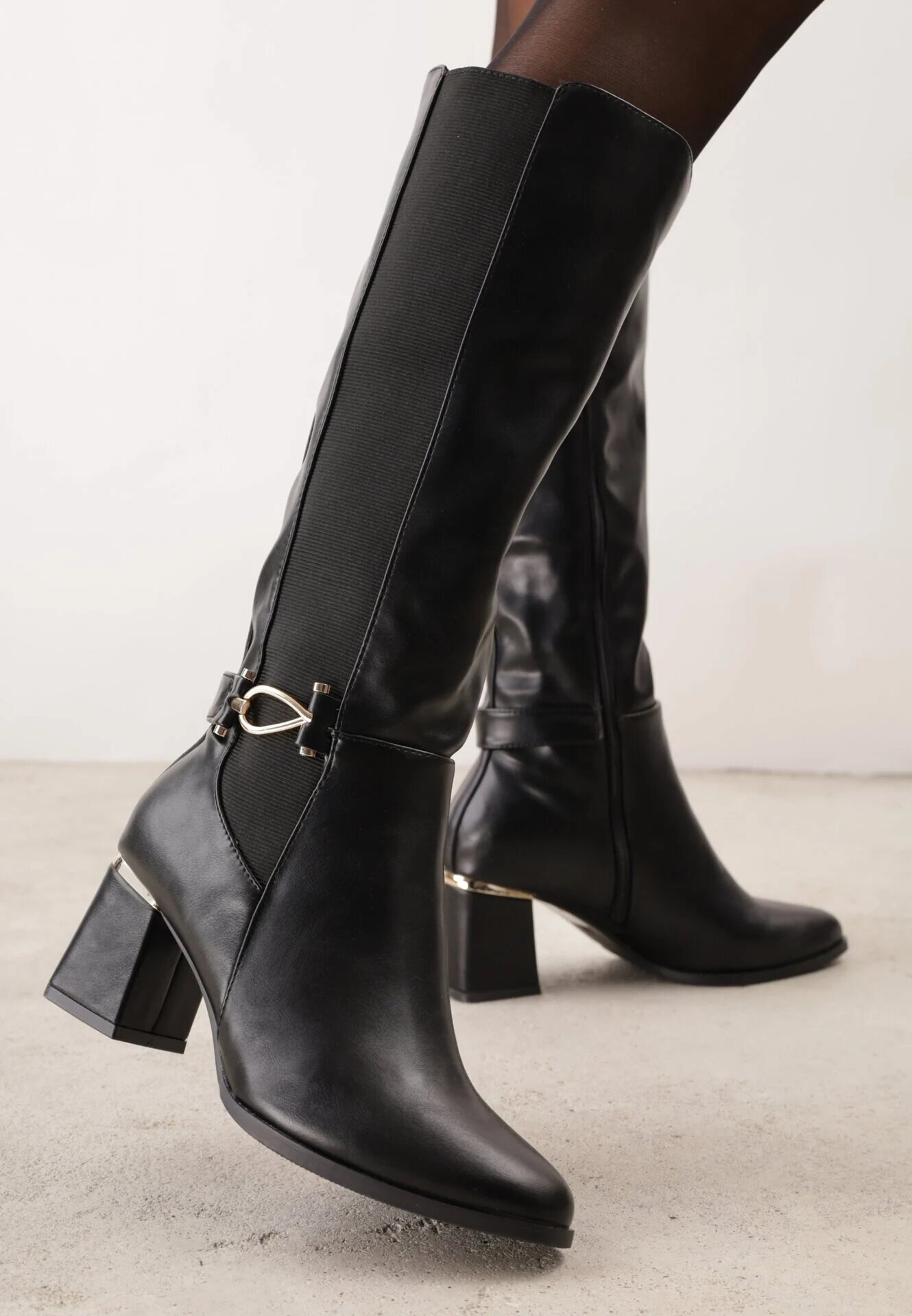 fashion&bella Cizme cu toc cu detalii metalice și cu panouri elastice Arandria Negre