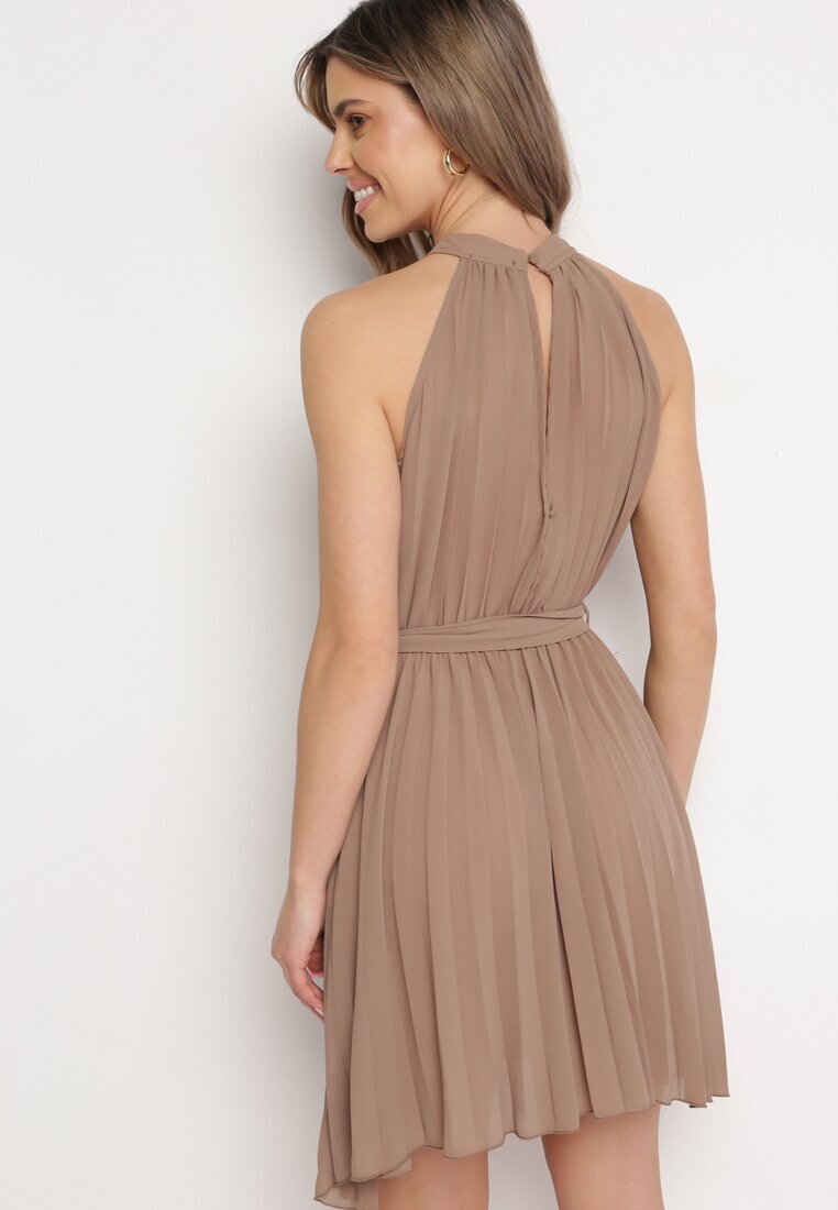 fashion Rochie bej plisată mini cu curea textilă cu închidere la gât Xaliarra