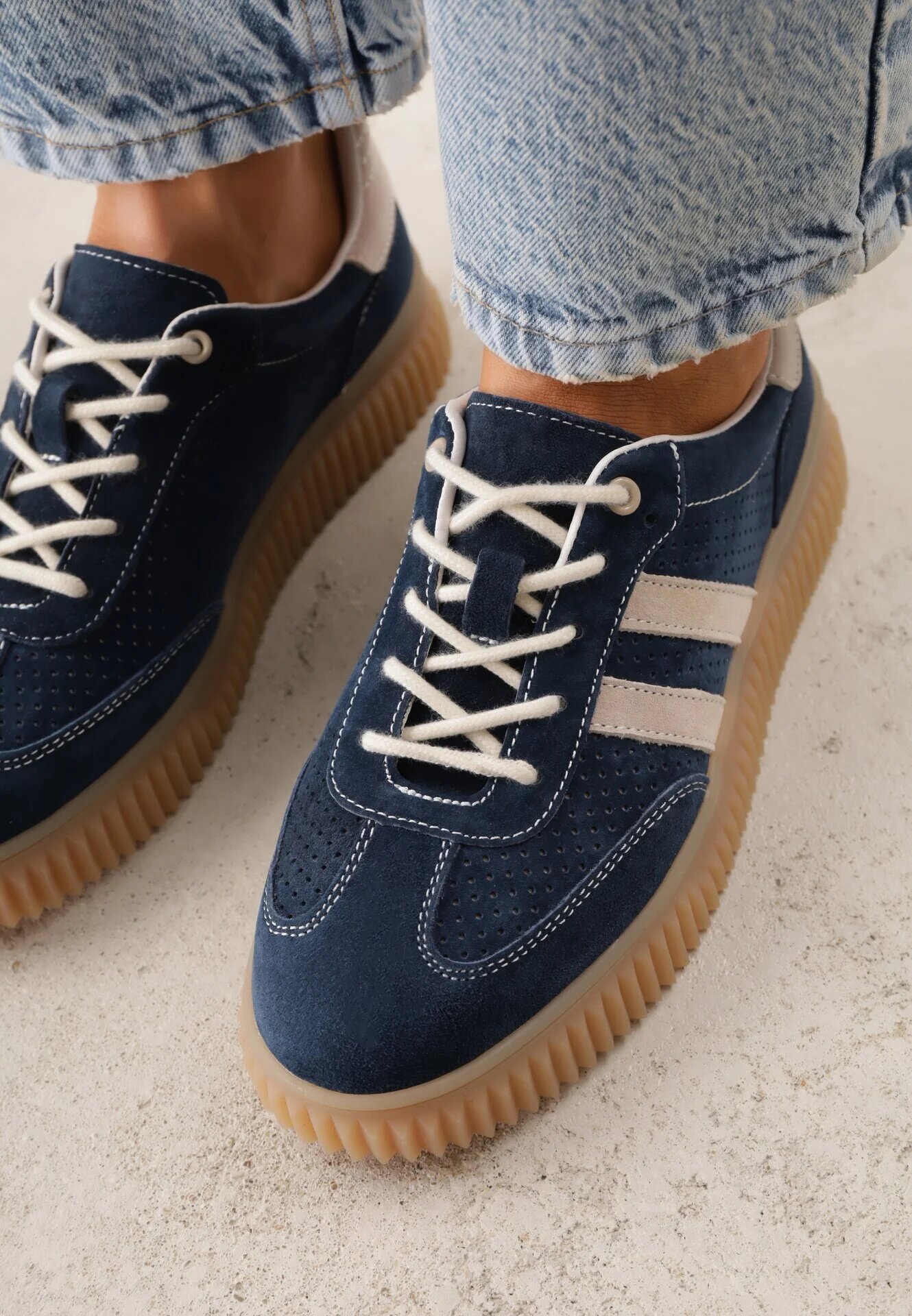 goodin Adidași bleumarin din piele întoarsă pe talpă de cauciuc reliefată cu curele Taralia