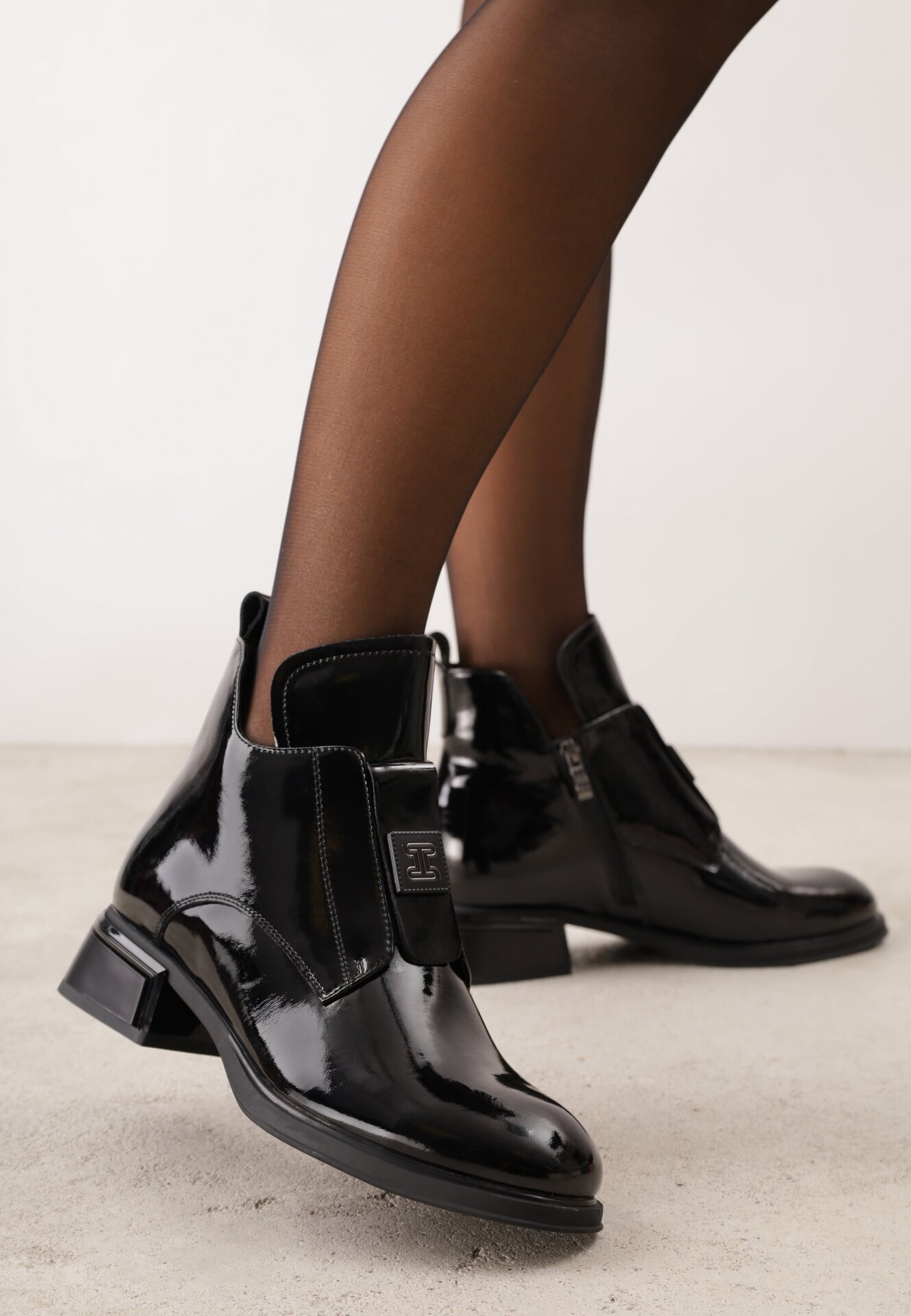 goodin Botine elegante din piele naturală lăcuită cu panou decorativ la limbă Presta Negre