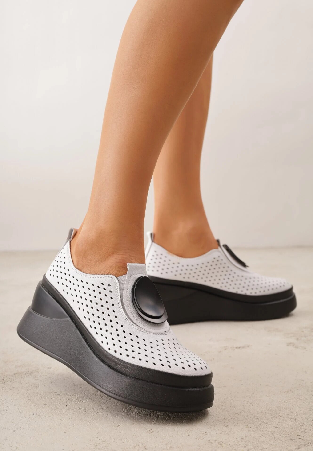 goodin Pantofi de piele albi cu talpă compensată și carâmb perforat Vondelle