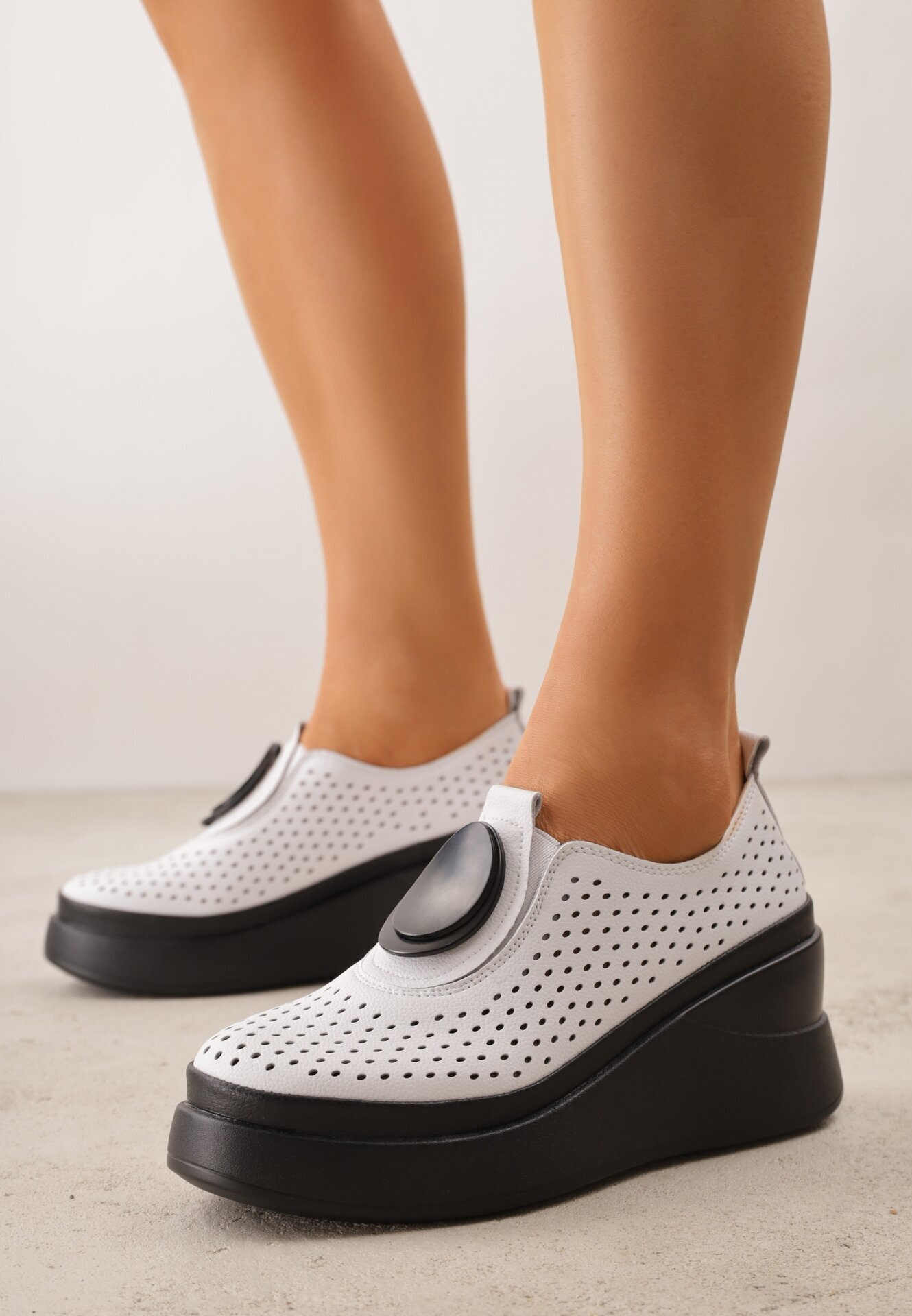goodin Pantofi de piele albi cu talpă compensată și carâmb perforat Vondelle
