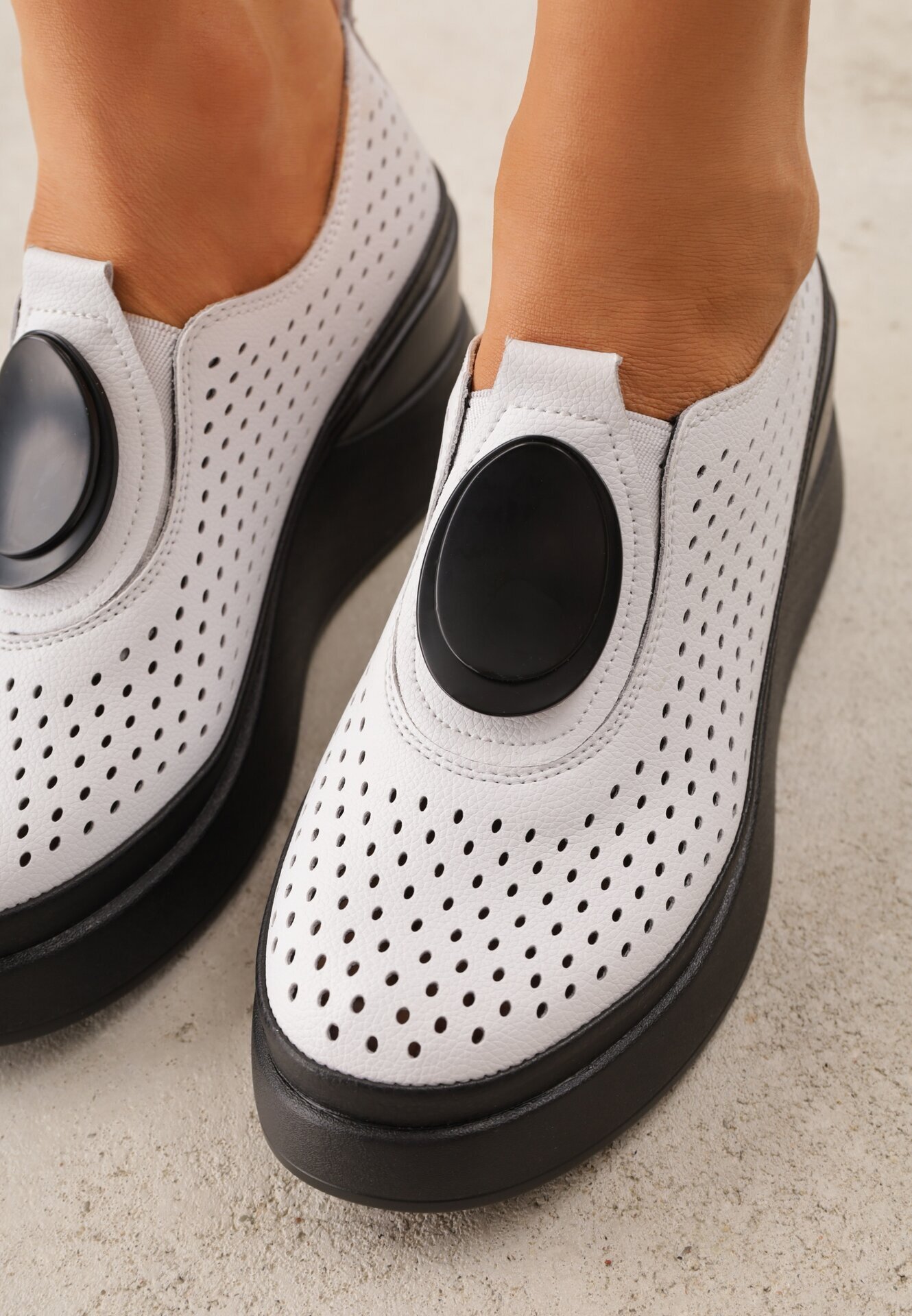 goodin Pantofi de piele albi cu talpă compensată și carâmb perforat Vondelle