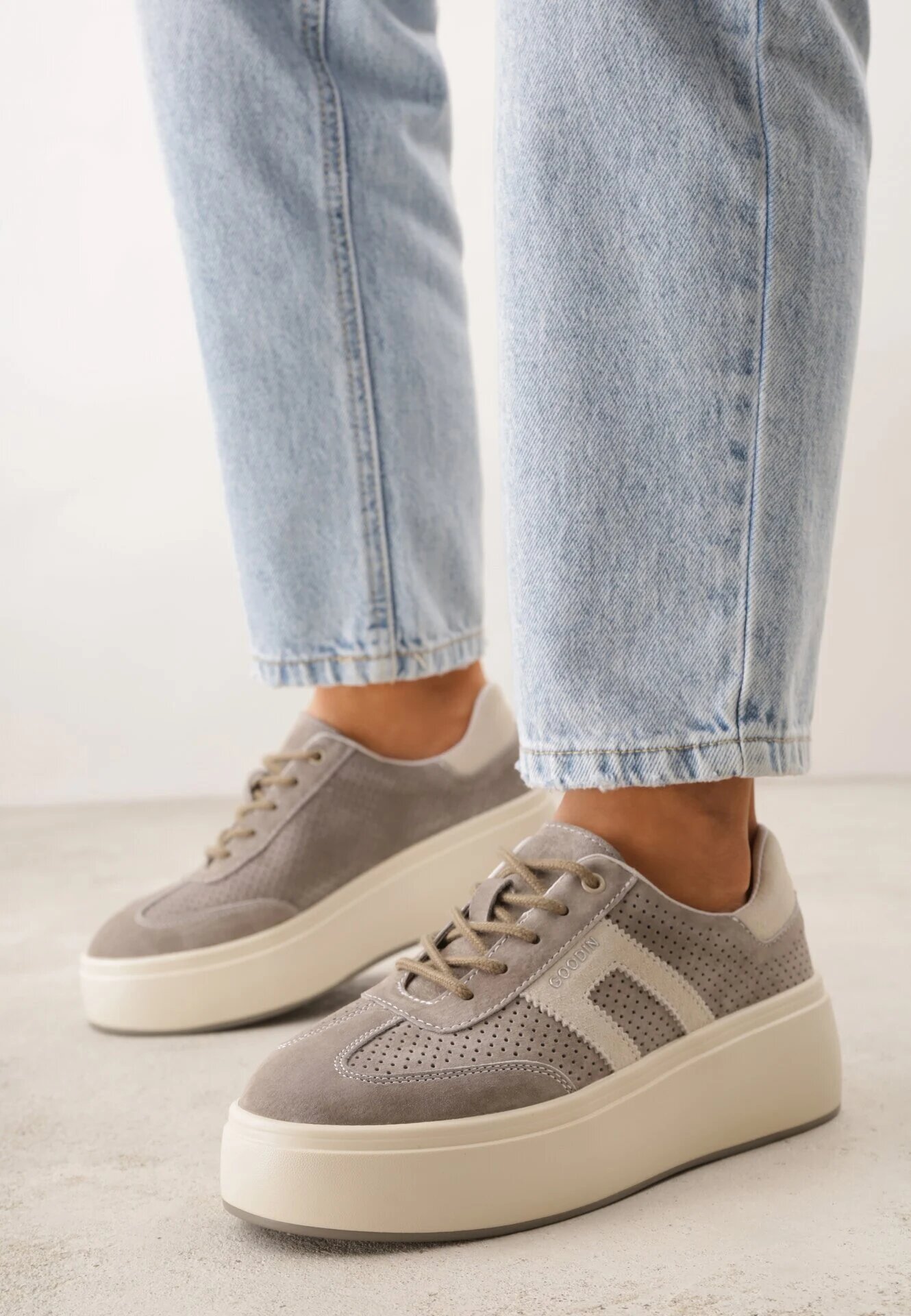 goodin Sneakers bej închis din piele întoarsă cu talpă groasă cu perforații și ornament Sewtora