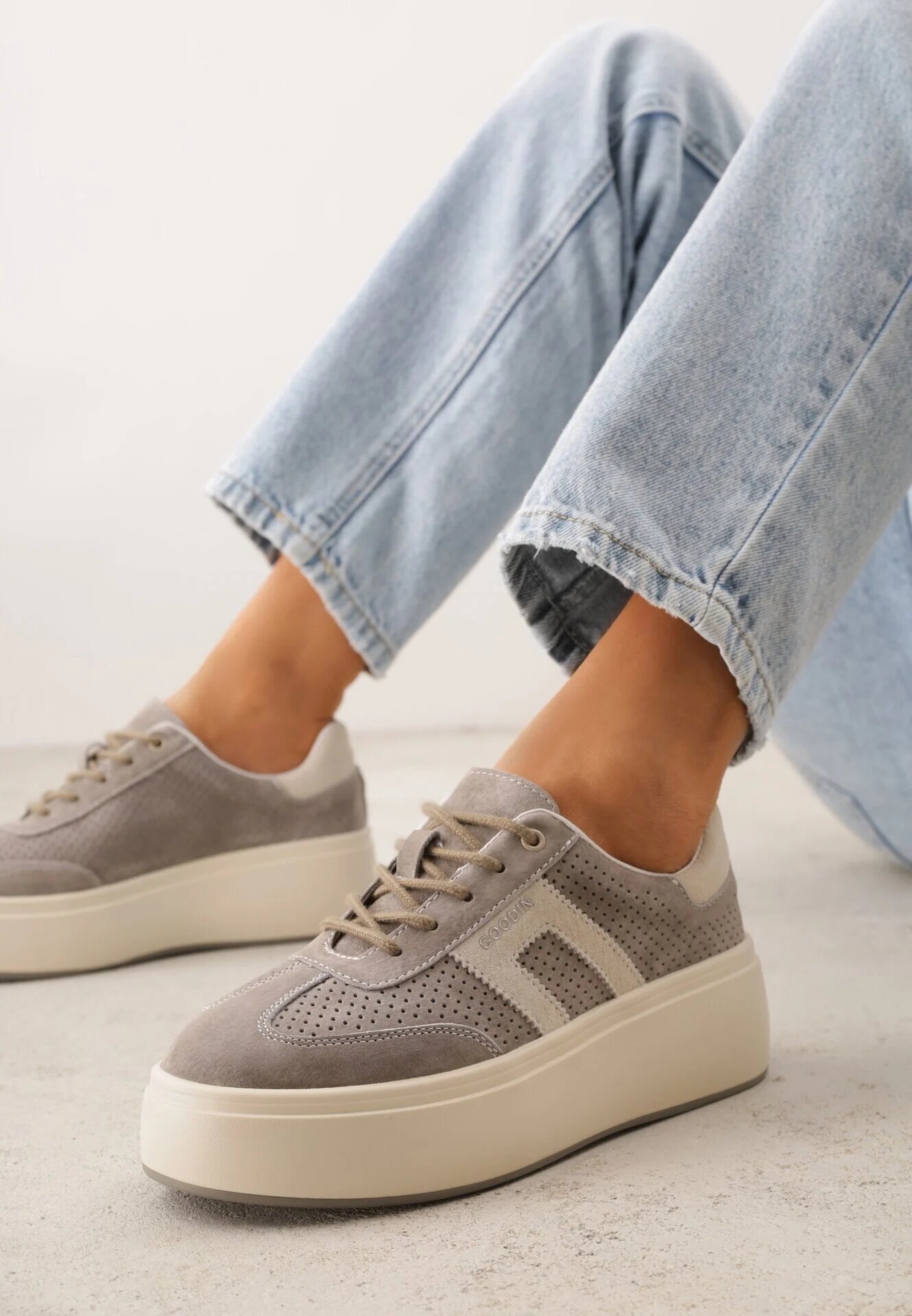 goodin Sneakers bej închis din piele întoarsă cu talpă groasă cu perforații și ornament Sewtora