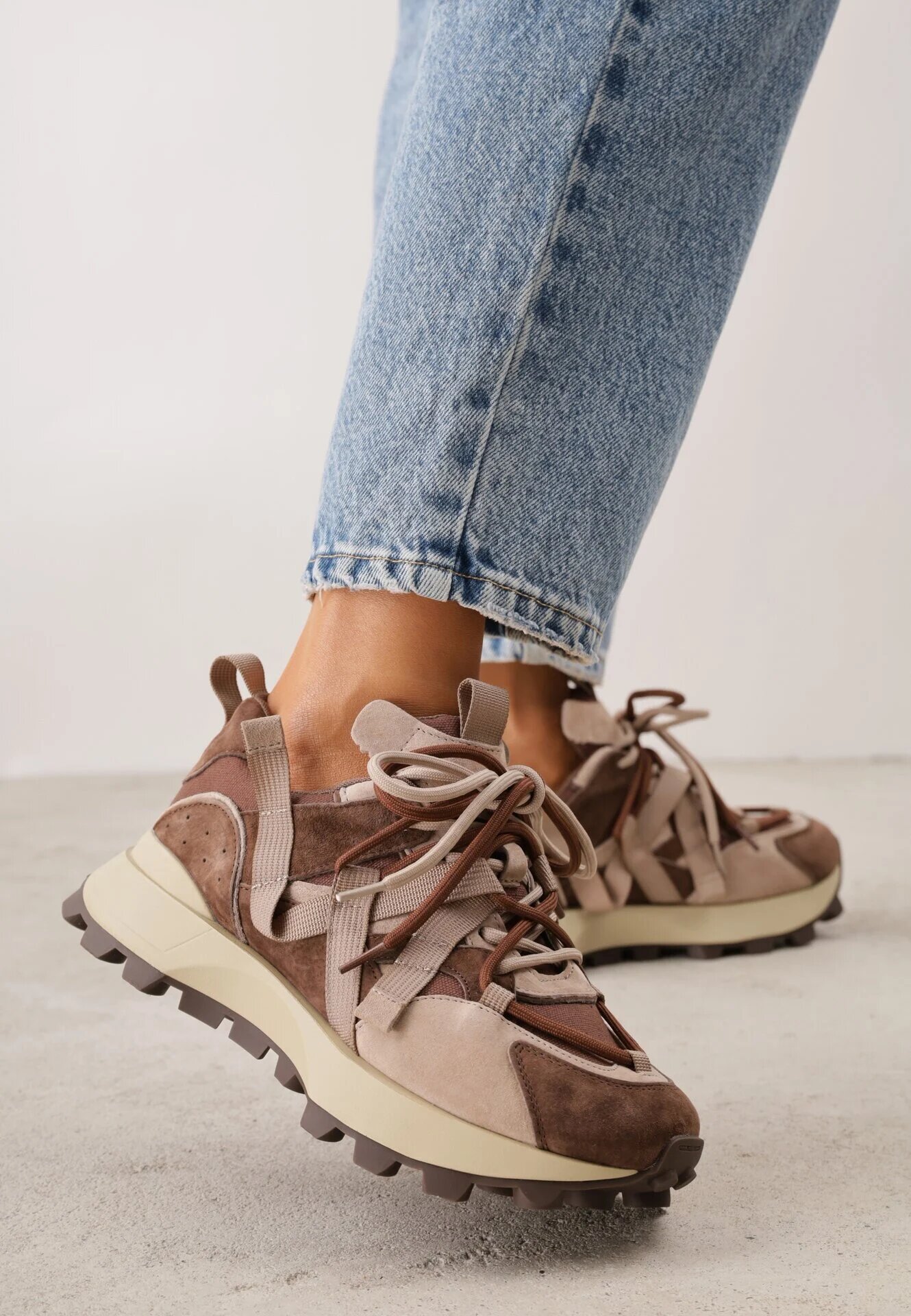 goodin Sneakers din piele întoarsă naturală cu șireturi pe talpă cu profil Nisu Bej