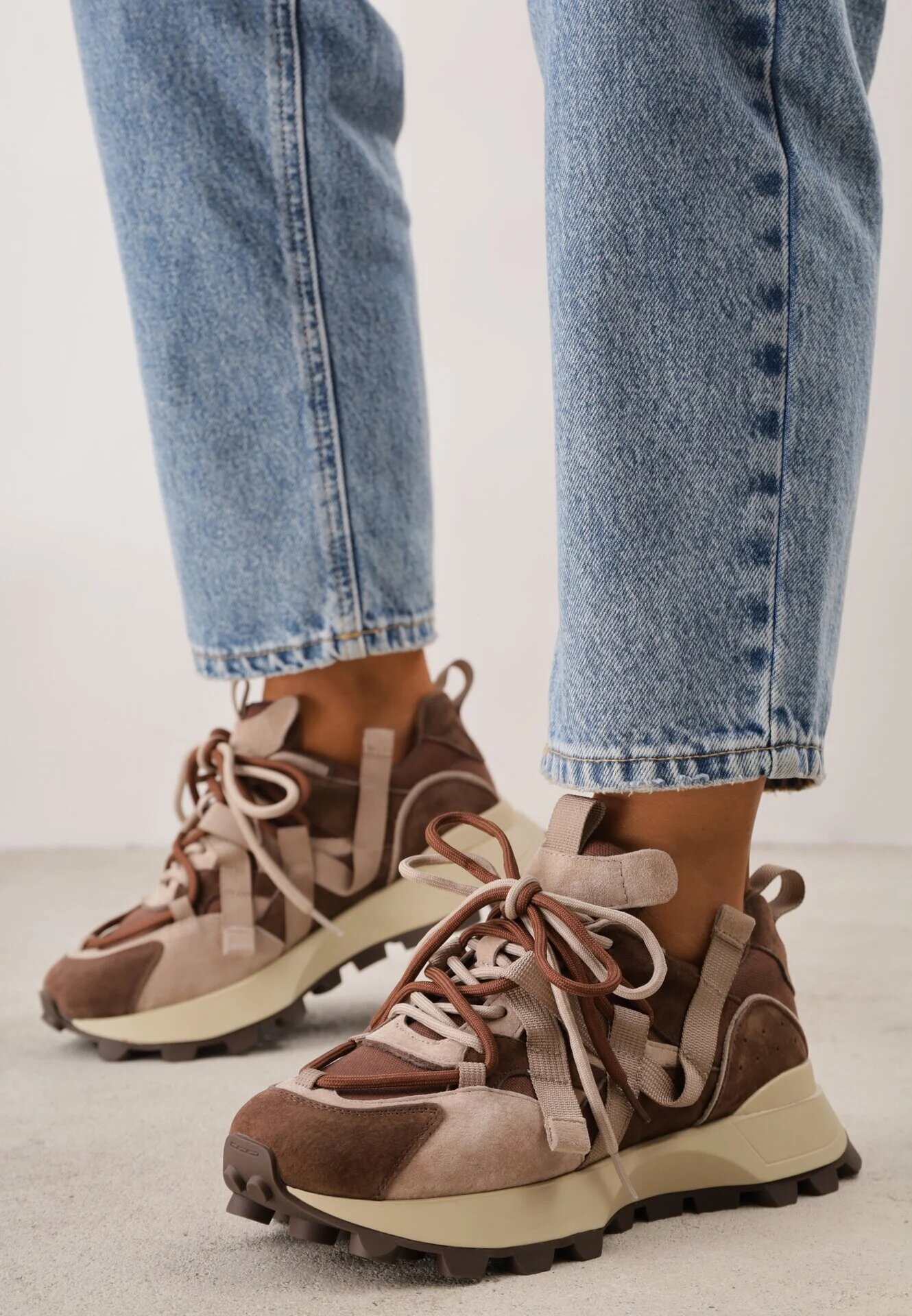 goodin Sneakers din piele întoarsă naturală cu șireturi pe talpă cu profil Nisu Bej
