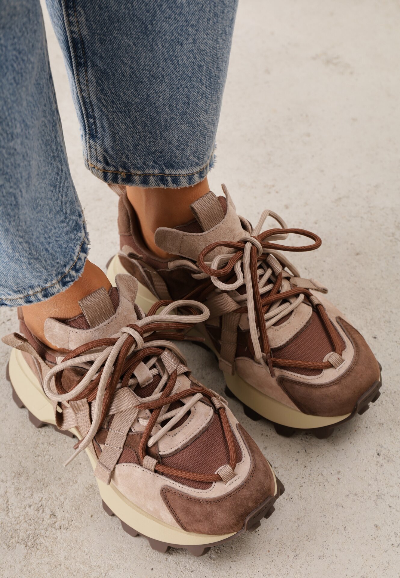 goodin Sneakers din piele întoarsă naturală cu șireturi pe talpă cu profil Nisu Bej