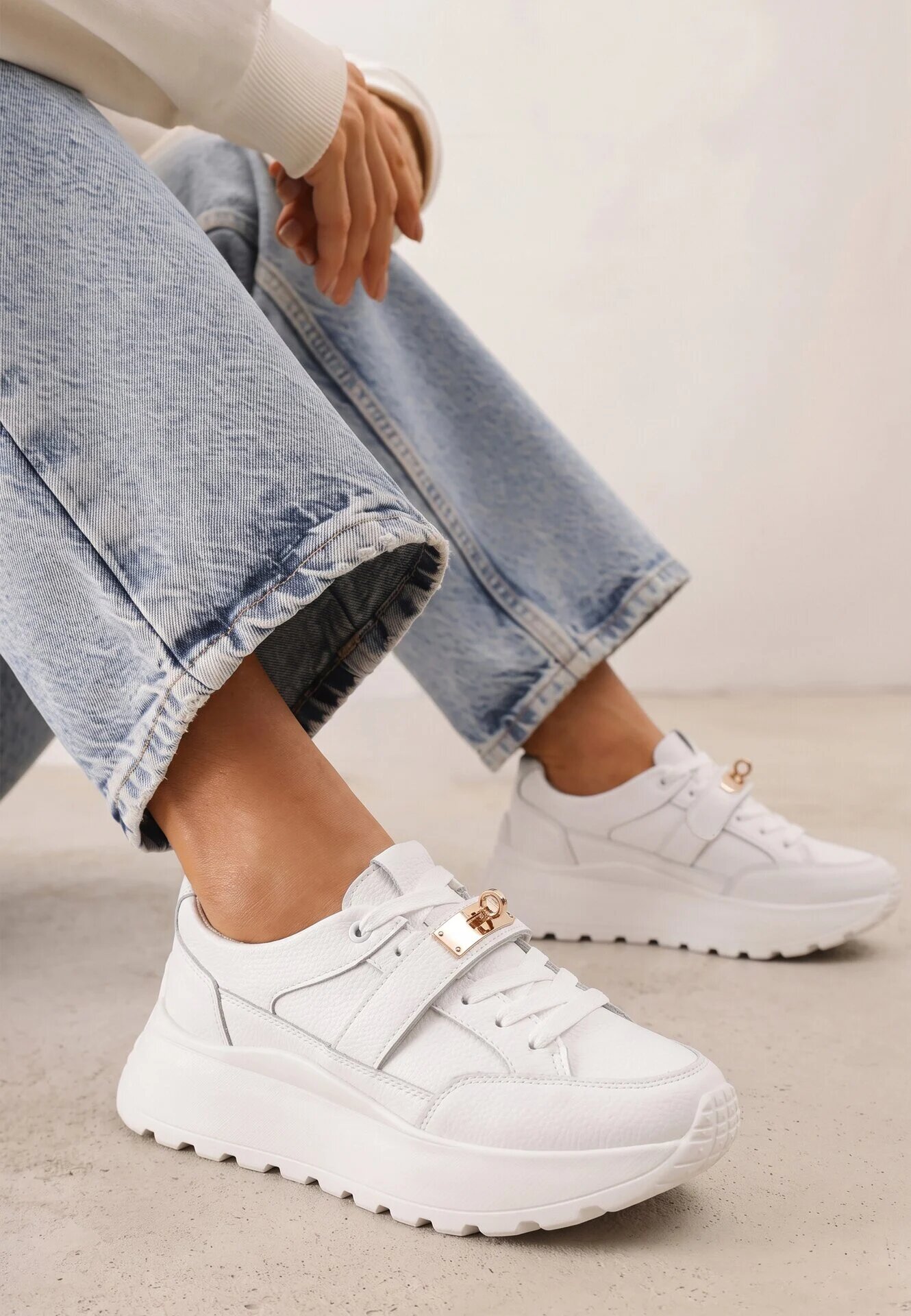 goodin Sneakers din piele pe talpă groasă cu curea și închidere metalică Cirmia Albi
