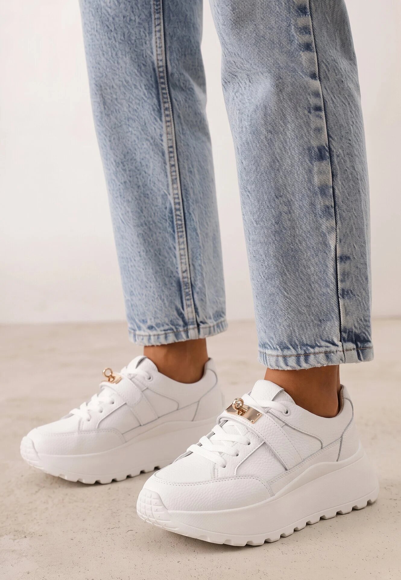 goodin Sneakers din piele pe talpă groasă cu curea și închidere metalică Cirmia Albi