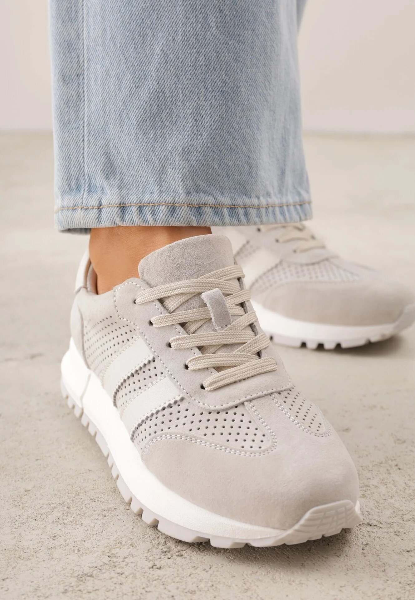 goodin Sneakers Gri deschis din piele întoarsă Decorate cu perforații și benzi Semielle