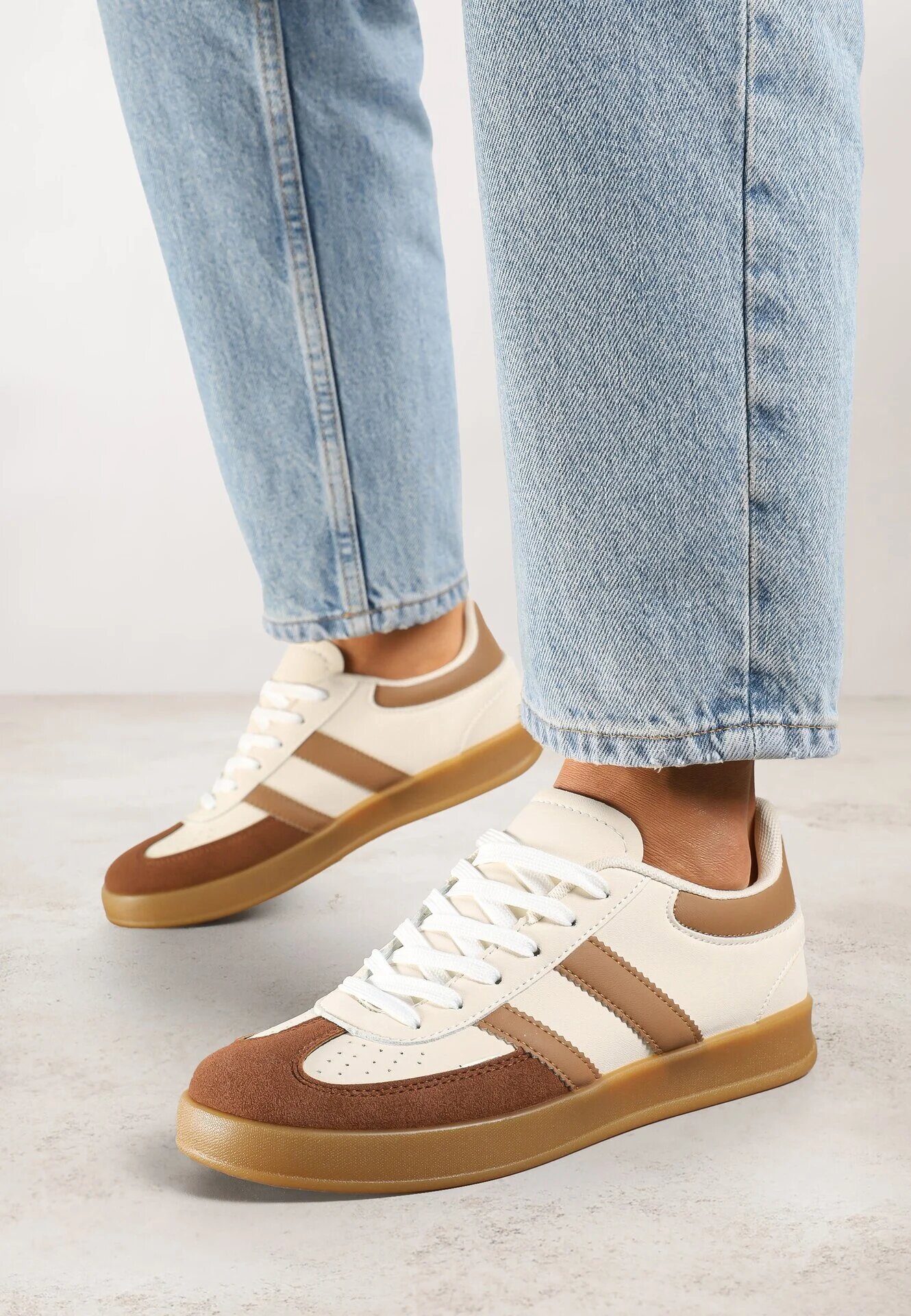 gowin Sneakers Bej cu Alb Tip Tenisi Iconici cu Cusături Decorative Selfia