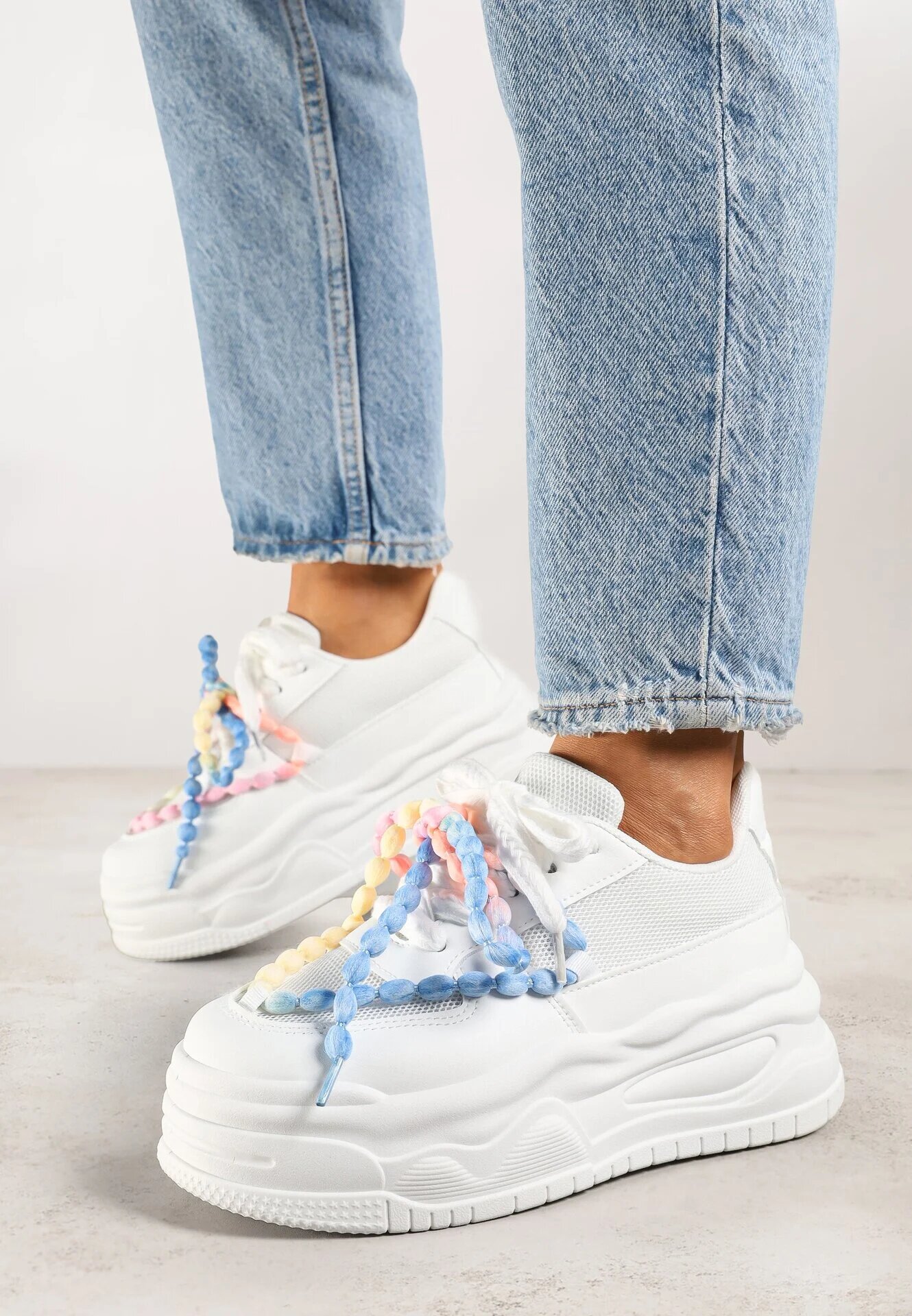 ideal Adidași Albi cu talpă groasă decorați cu mărgele Amomera