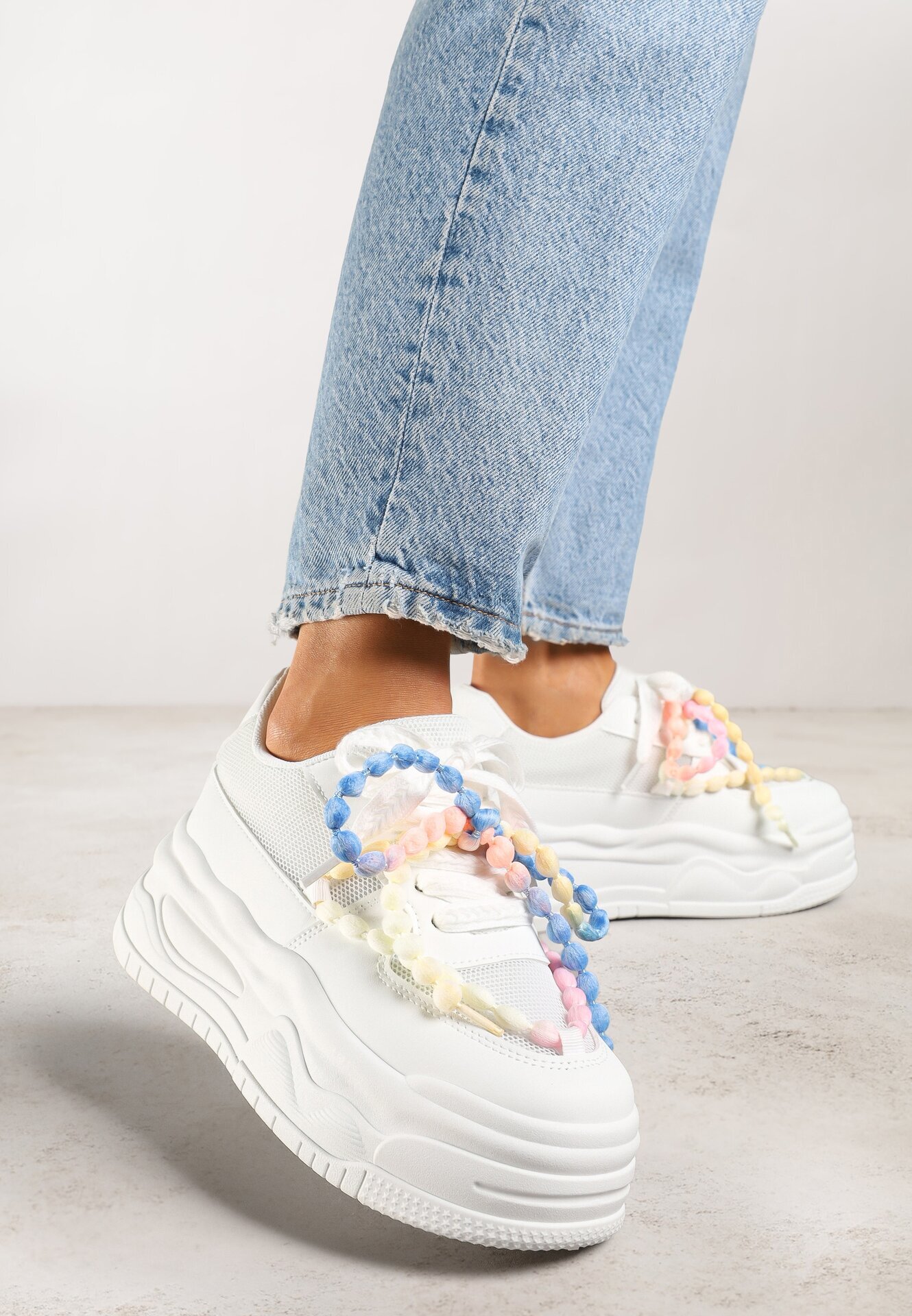 ideal Adidași Albi cu talpă groasă decorați cu mărgele Amomera