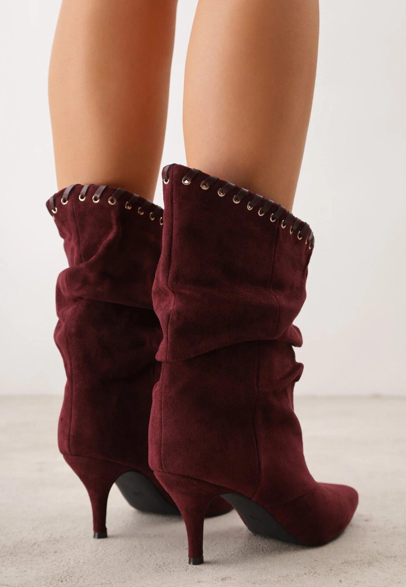 ideal Botine cu toc subțire din piele întoarsă ecologică cu carâmb fronsat și șnur decorativ Simia Bordo