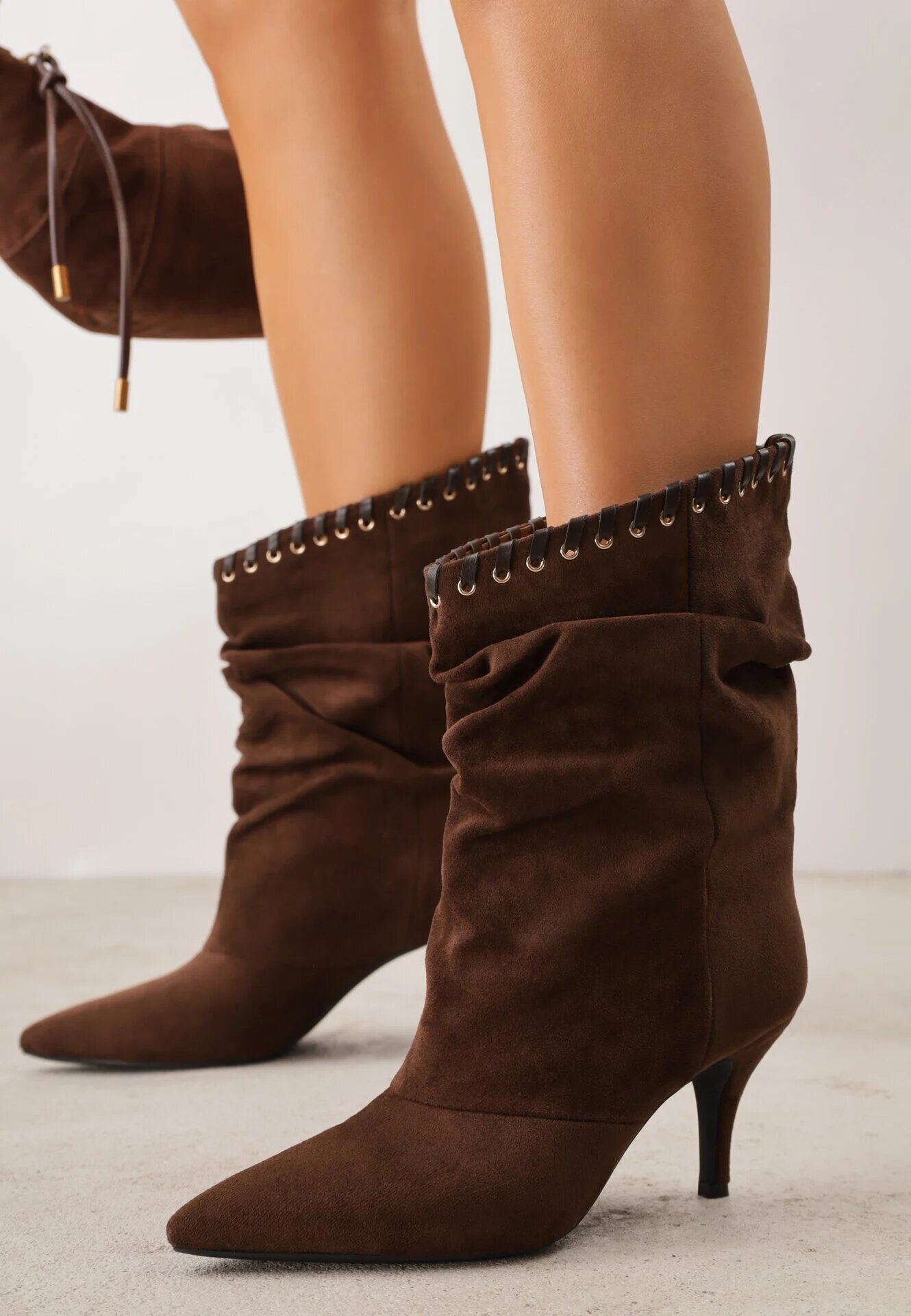 ideal Botine cu toc subțire din piele întoarsă ecologică cu carâmb fronsat și șnur decorativ Simia Maro