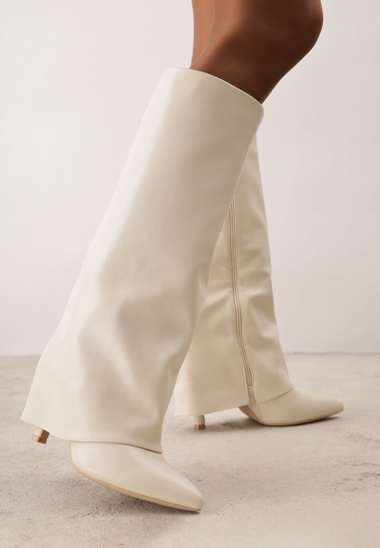 ideal Cizme elegante cu toc stiletto și gambă netedă care imită o crac de pantaloni Eilany Bej