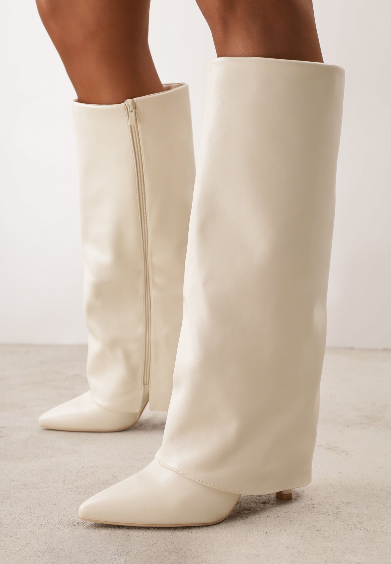 ideal Cizme elegante cu toc stiletto și gambă netedă care imită o crac de pantaloni Eilany Bej