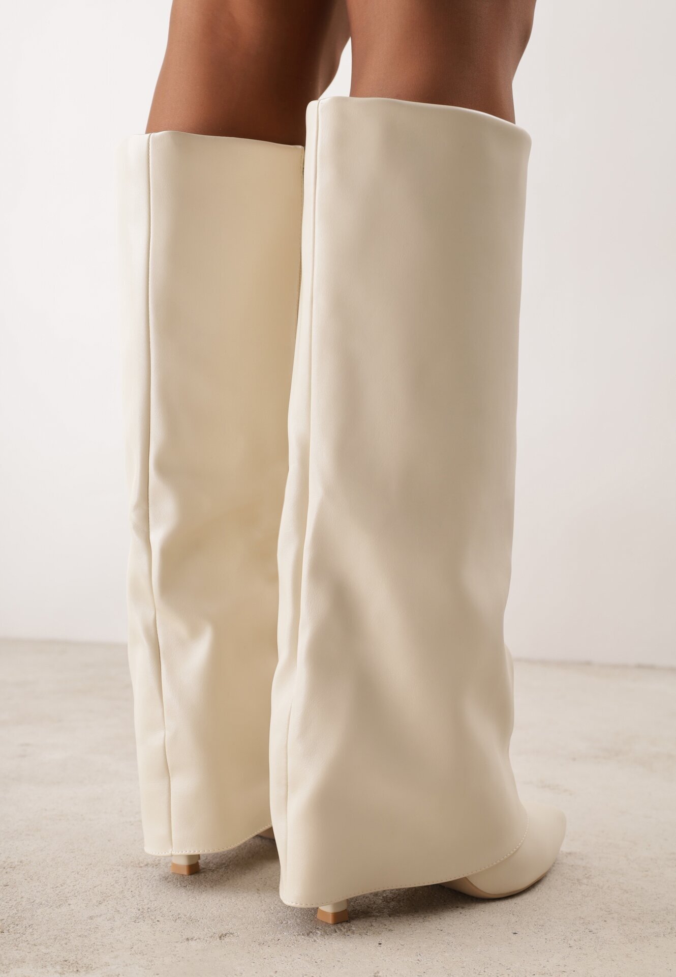 ideal Cizme elegante cu toc stiletto și gambă netedă care imită o crac de pantaloni Eilany Bej