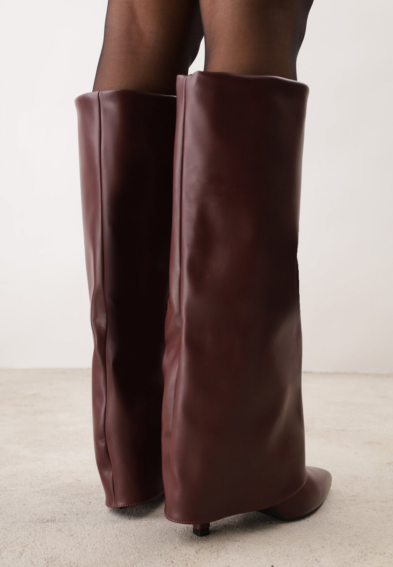 ideal Cizme elegante cu toc stiletto și gambă netedă care imită o crac de pantaloni Eilany Bordo