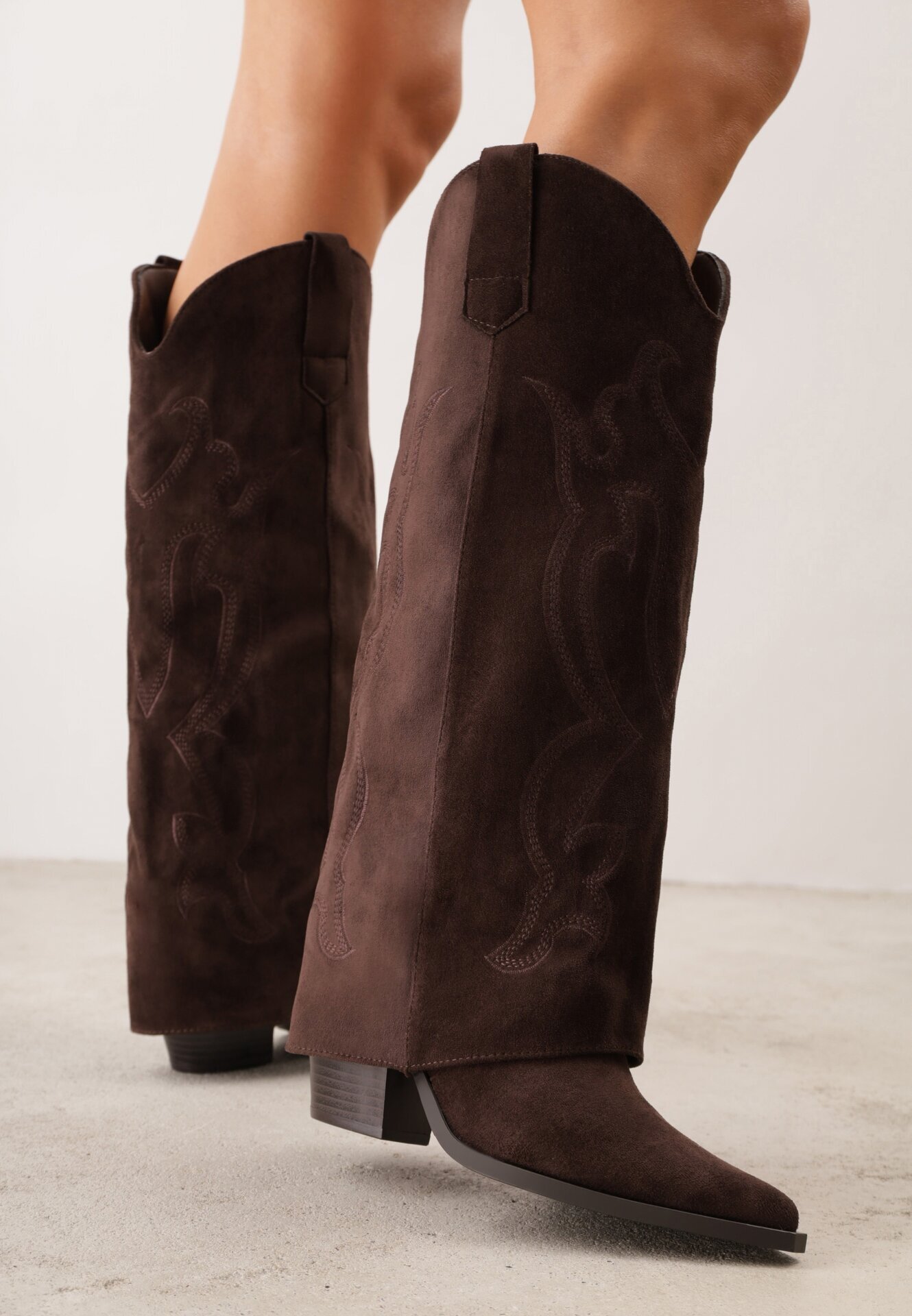 ideal Cizme în stil cowboy cu carâmb care imită o crac de pantaloni pe toc conic Sone Maro