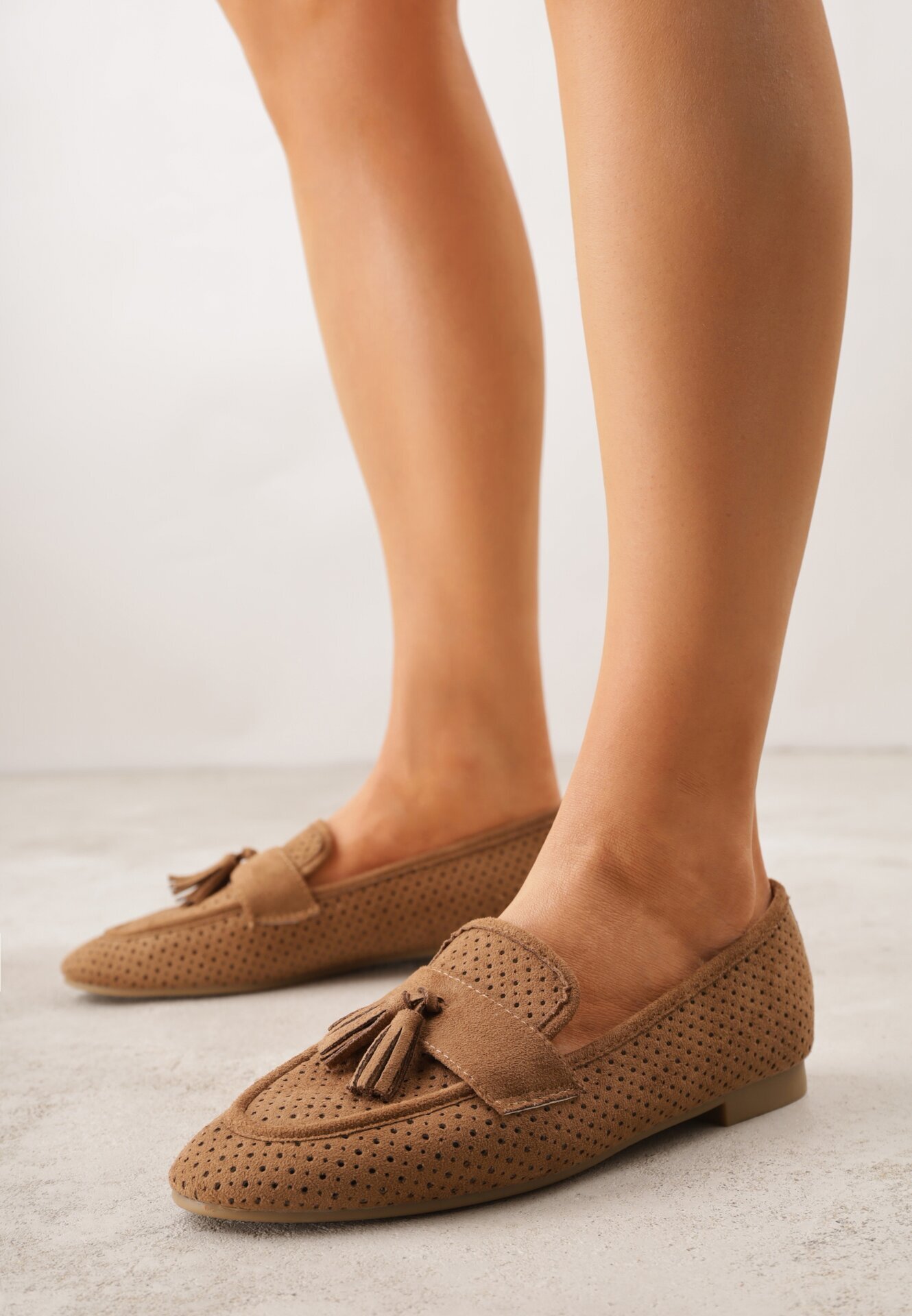 ideal Mocasini maro deschis din imitație de piele întoarsă cu perforații decorative și ciucuri Yenone