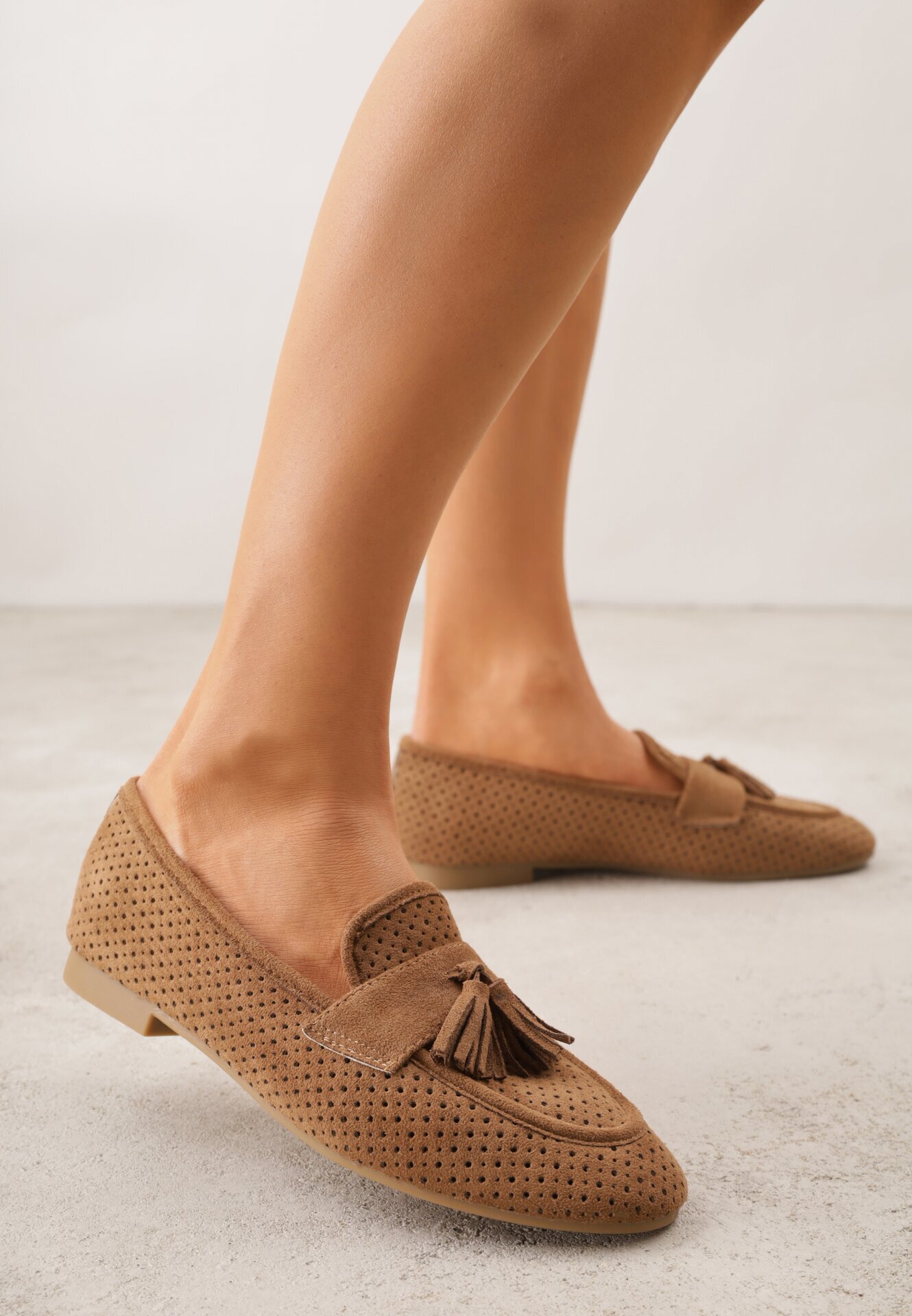 ideal Mocasini maro deschis din imitație de piele întoarsă cu perforații decorative și ciucuri Yenone