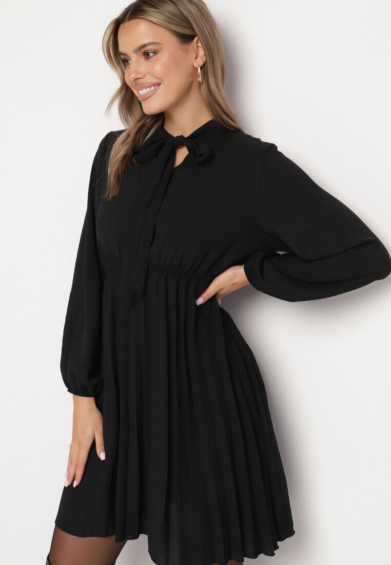 j studio Rochie Neagră Plisată cu Legătură Decorativă și Elastic în Talie Melondria