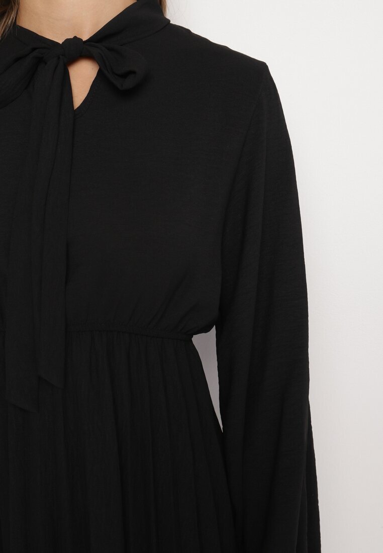 j studio Rochie Neagră Plisată cu Legătură Decorativă și Elastic în Talie Melondria