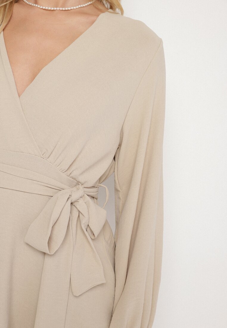 j studio Rochie-salopetă bej tip plic mini cu volan Bomina