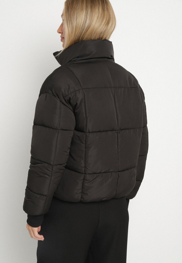 j.style Geacă Neagră Matlasată Puffer cu croi drept și elastic la mâneci Suzzana