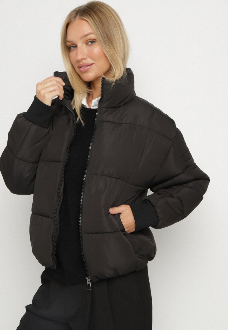 j.style Geacă Neagră Matlasată Puffer cu croi drept și elastic la mâneci Suzzana