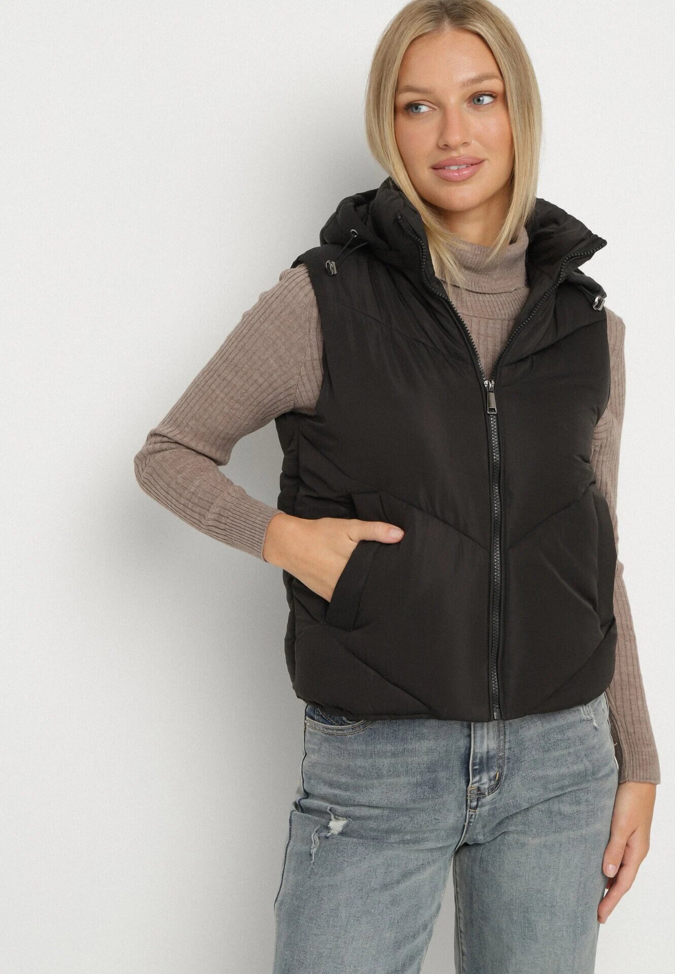 j.style Vestă Clasică Neagră cu Cusături Matlasate și Glugă Ollera