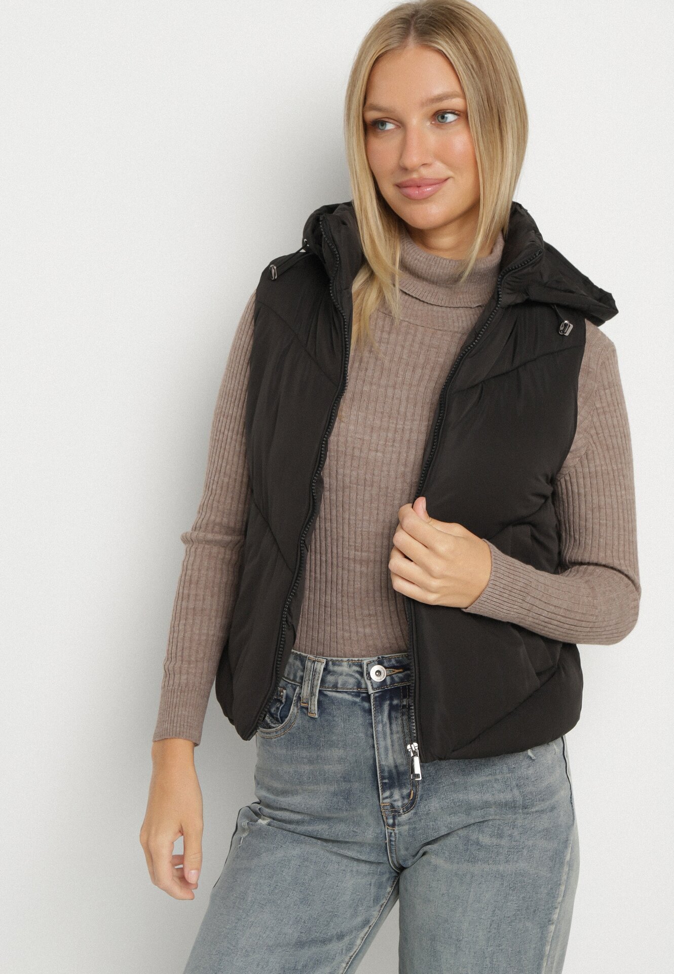 j.style Vestă Clasică Neagră cu Cusături Matlasate și Glugă Ollera