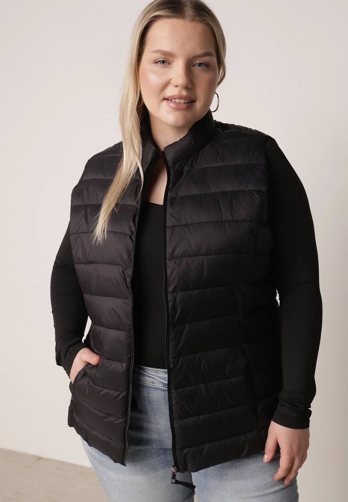 j.style Vestă Neagră Matlasată de Tranziție cu Guler Înalt Edanwen