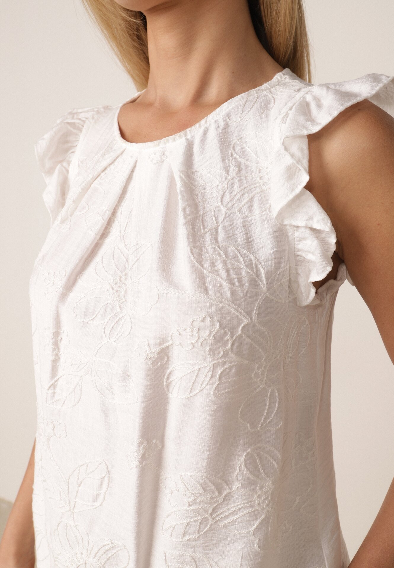 j&x Bluză din vâscoză fără mâneci decorată cu broderie și volănașe Adramisia Albă