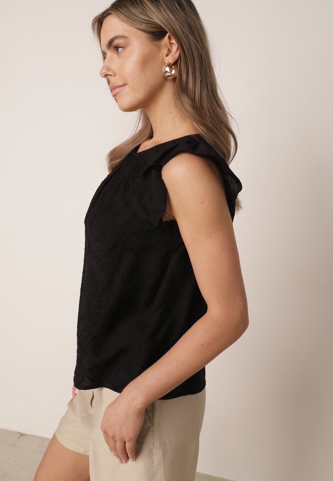 j&x Bluză din vâscoză fără mâneci decorată cu broderie și volănașe Adramisia Neagră