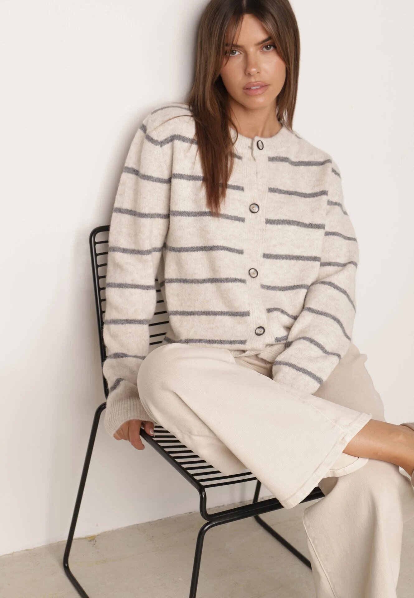j&x Cardigan descheiat cu lână merinos și bumbac în dungi Kookti Bej deschis