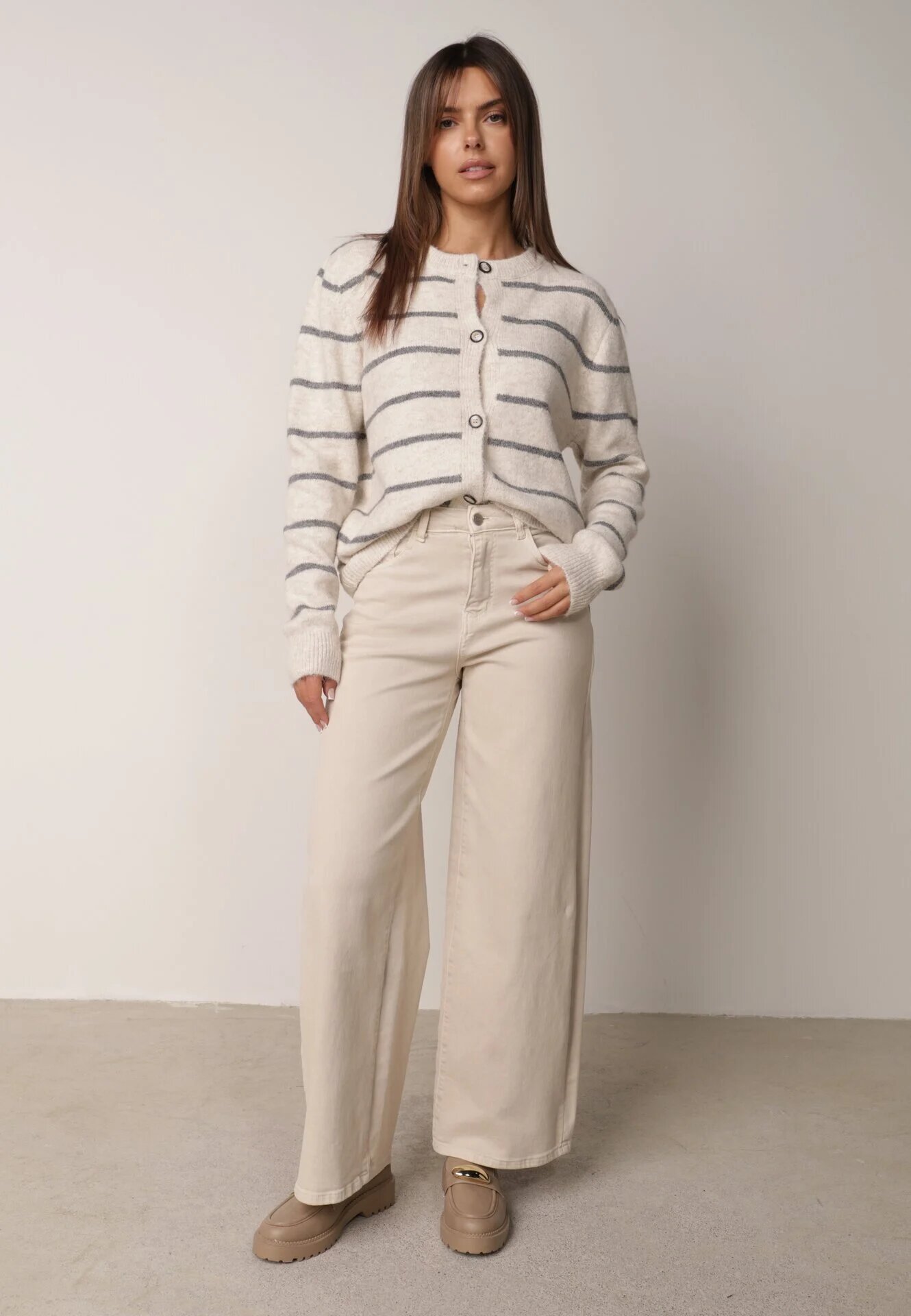 j&x Cardigan descheiat cu lână merinos și bumbac în dungi Kookti Bej deschis